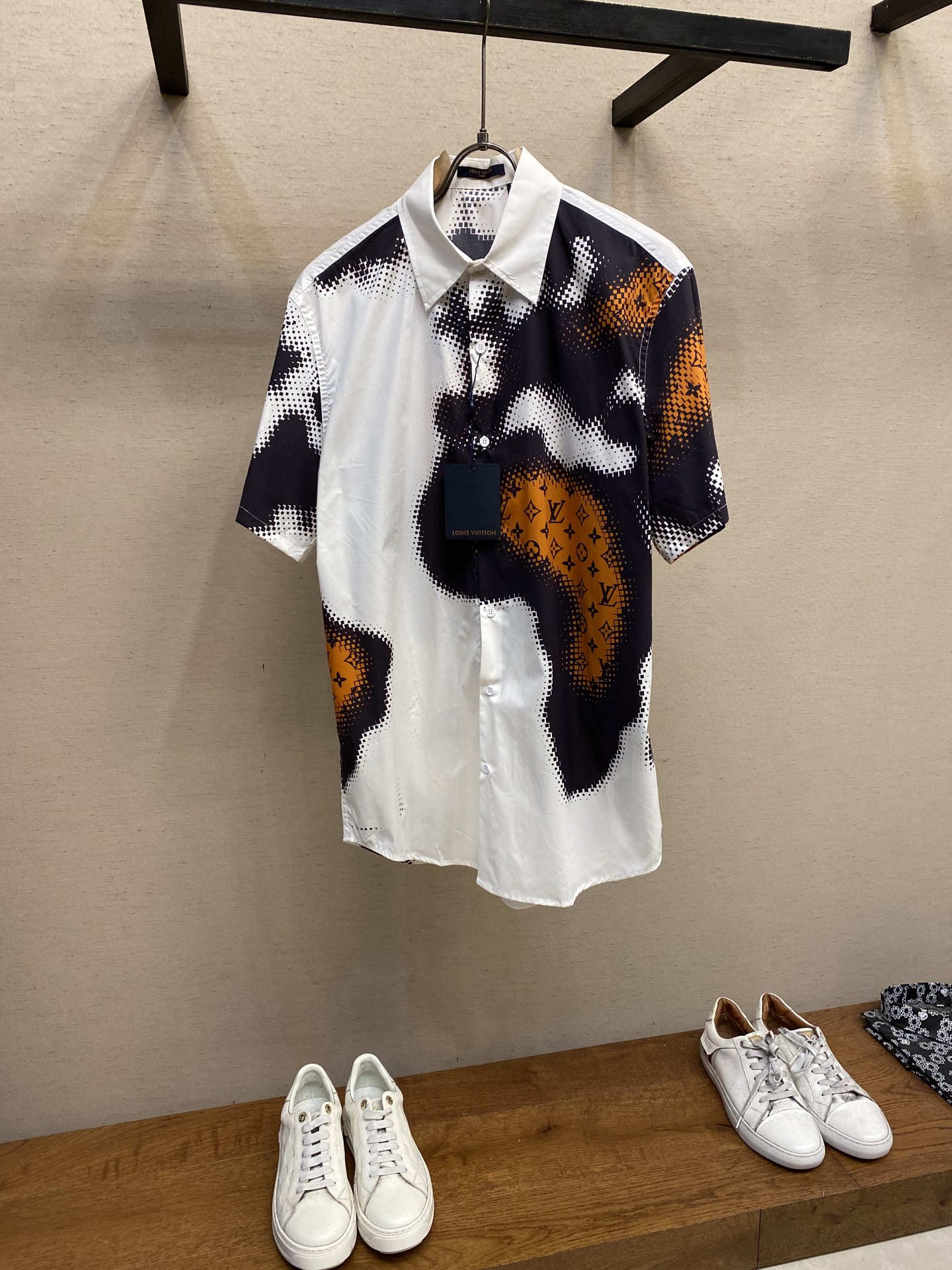 NO:132875,1V, MONOGRAM color printing technology fun shirt!  Use original custom fabric!  Determinate color and dye Monogram Gaomi 120 cotton cloth, decorated with classic logo evolution color matching!  Cotton fabric, close and comfortable. Loose style, same style for men and women. Size S-XL S S S S S 44.3 Bust 102 Long 73 Sleeve length 22 M S S Shoulder width 45.8 Bust 106 Long 74.5 Sleeve length 23 L S S S S S S S S S S S S S S 47.3 Bust 110 Long 76 Sleeve length 24 xl S S S S S S S 48.8 Bust 114 Long 77.5 Sleeve length 25, Shirts, alexander wang198609091V、MONOGRAM对衬彩印工艺趣味衬衫！采用原版定制面料！定色定染Monogram高蜜120支棉布,饰以精典logo演变色彩搭配！棉面料, 贴身舒适.宽松版型,男女同款. 尺码S-XL S码肩宽44.3胸围102衣长73袖长22 M码肩宽45.8胸围106衣长74.5袖长 23 L码肩宽47.3胸围110衣长76袖长24 xl码肩宽48.8胸围114衣长77.5袖长25,,shirts,alexander wang,Men's clothing