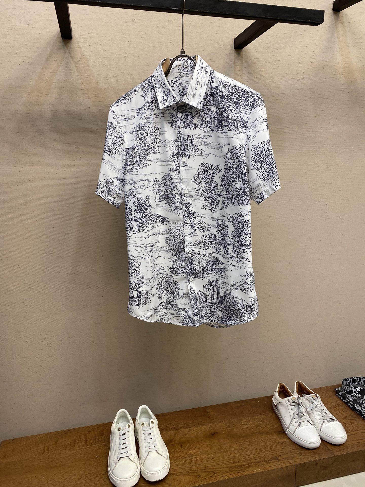 NO:132879,Dior, pencil drawing elements digital printed long-sleeved shirt ss official website new long-sleeved shirt shirt, exquisite printed logo high-end version, counter customized fabric, high breathability and comfort, finely crafted, impeccable details, customized logo lettering buttons, brand element design concept, reflect high quality. The feel is delicate and soft!  It is casually cut, with a great upper body style!  Size S-2xl s Shoulder width 46 bust 102 clothes length 76 sleeve length 22 m Shoulder width 47 bust 106 clothes length 77 sleeve length 23 l Shoulder width 48 bust 110 clothes length 78 sleeve length 24 xl Shoulder width 49 bust 114 clothes length 79 sleeve length 25 xxl Shoulder width 50 bust 118 clothes length 80 sleeve length 26,,dior,shirts,alexander wang19860909Dior、铅笔画元素数码印花长袖衬衫 ss官网新款长袖 衬衫 衬衣,精美印花Logo 高端版本,专柜定制面料 透气舒适度高,精工制作,细节处理完美无可挑剔,定制logo刻字纽扣,品牌元素设计理念,体现高品质.手感细腻柔软！呈现休闲裁剪,上身版型超赞！ 尺码S-2xl s 肩宽 46胸围 102衣长 76袖长22 m 肩宽 47胸围 106衣长 77袖长23 l肩宽 48胸围 110衣长 78袖长24 xl 肩宽 49胸围 114衣长 79袖长25 xxl肩宽 50胸围 118衣长 80袖长26,,dior,shirts,alexander wang,Men's clothing