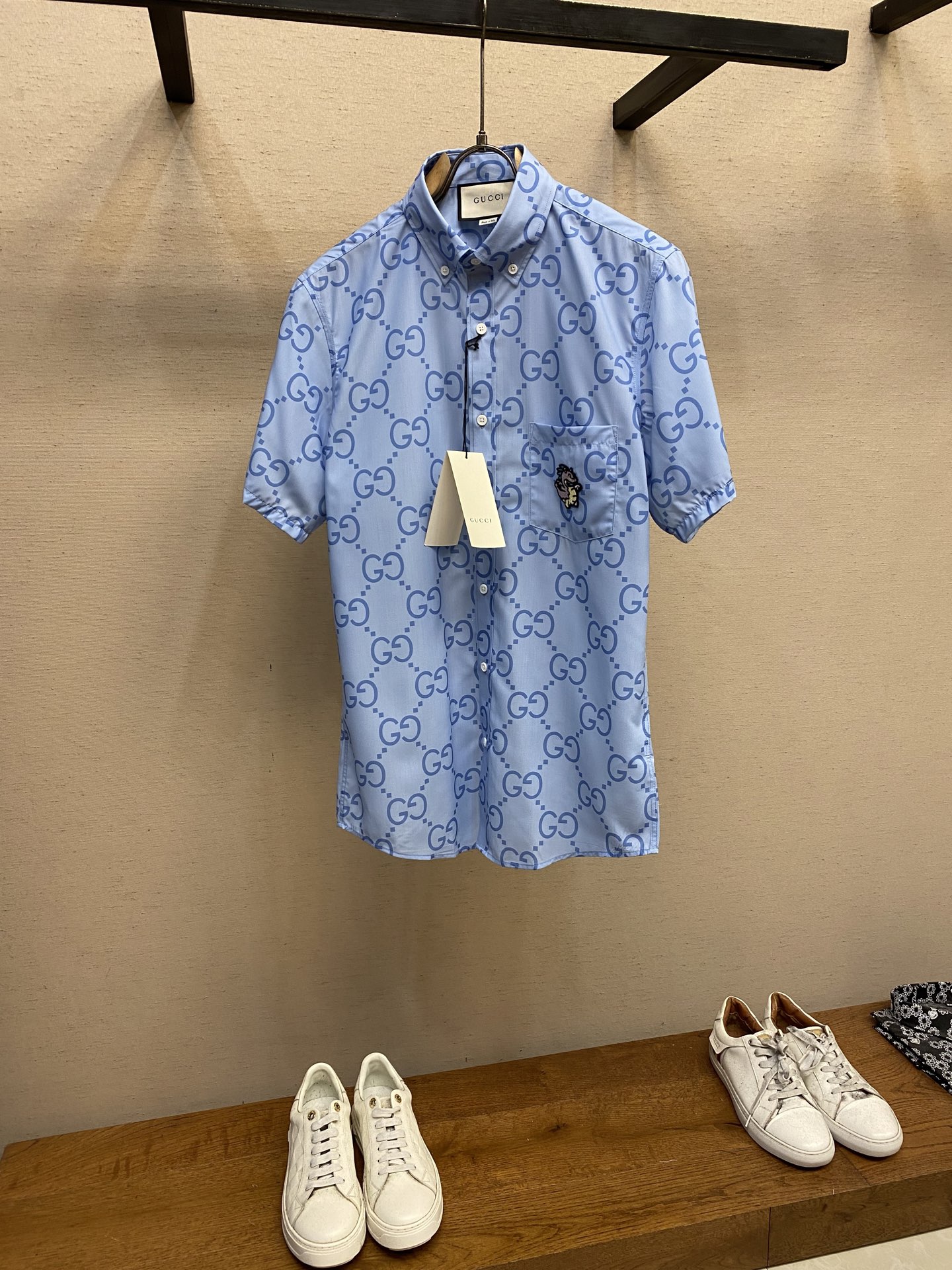 NO:134221,Gucci new pure cotton printed shirt This plaid cotton shirt is interpreted with super double G pattern. The classic GG pattern is interpreted by Mr. GuccioGucci's abbreviation. Size S-2xl S S shoulder width 46 bust 102 long 77 sleeves 22 M shoulder width 47 bust 106 long 78 sleeves 23 L shoulder width 48 bust 110 long 79 sleeves 24 xl size shoulder width 49 bust 114 long 80 sleeves 25 Xxl shoulder width 50 bust 118 long 81 sleeves 26, gucci,shirts,alexander wang19860909Gucci新款纯棉印花衬衫 这款格线棉衬衫采用超级双G图案演绎 由 GuccioGucci先生姓名缩写演绎而来的经典 GG图案焕发出新的魅力 尺码S-2xl S码肩宽46胸围102衣长77袖长22 M码肩宽47胸围106衣长78袖长23 L码肩宽48胸围110衣长79袖长24 xl码肩宽49胸围114衣长80袖长25 Xxl肩宽50胸围118衣长81袖长26,,gucci,shirts,alexander wang,Men's clothing