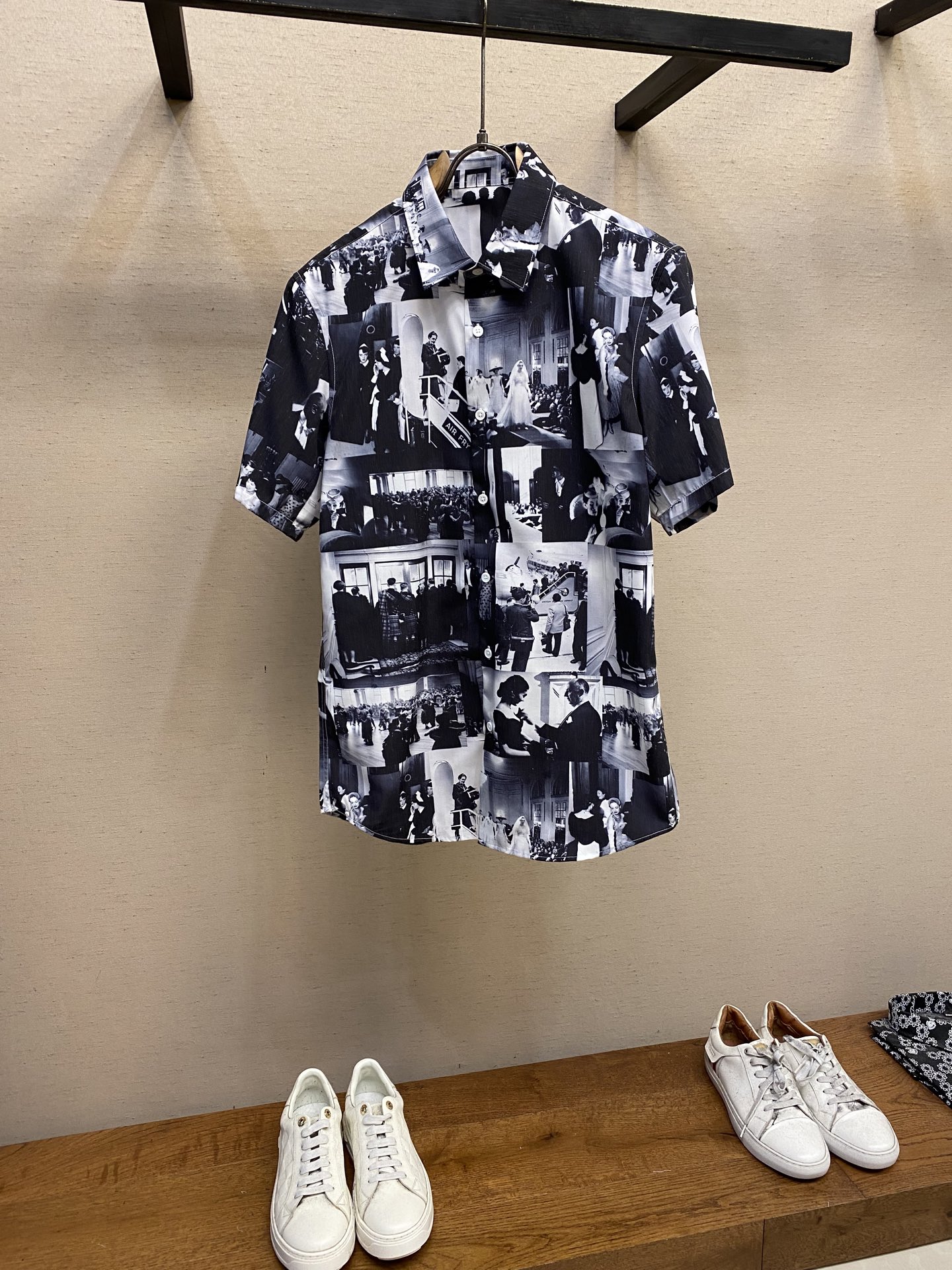 NO:134224,Dior, wedding scene printed shirt!  The new fashionable slim shirt for spring 25 is transferred to this shirt with the church wedding scene pictures, which is also the best wishes for the wearer!  This product uses imported cotton and linen fabric, buttoned deep sea tower screw shell buckle, making it more high-tech!  Size S-2xl S S shoulder width 44cm-bust 105cm-back mid-back mid-sleeved 77cm-sleeved 22cm M Shoulder width 45cm-bust 109cm-back mid-sleeved 78cm-sleeved 23cm L Shoulder width 46cm-bust 113cm-back mid-sleeved 79cm-sleeved 24cm XL Shoulder width 47cm-bust 117cm-back mid-sleeved 80cm-sleeved 25cm XXL Shoulder width 48cm-bust 121cm-back mid-sleeved 81cm-sleeved 26cm,,dior,shirts,alexander wang19860909Dior,婚礼现场印花衬衫！25春季新款时尚修身衬衫,用教堂婚礼现场图转印这款衬衫上,也是对穿着者最美好的祝福！ 本款产品采用进口棉麻面料,纽扣深海塔螺贝壳扣,更加高科技感十足！ 尺码S-2xl S码肩宽44cm-胸围105cm-后中77cm-袖长22cm M码肩宽45cm-胸围109cm-后中78cm-袖长23 cm L码肩宽46cm-胸围113cm-后中79cm-袖长24 cm XL码肩宽47cm-胸围117cm-后中80cm-袖长25 cm XXL码肩宽48cm-胸围121cm-后中81cm-袖长26 cm,,dior,shirts,alexander wang,Men's clothing