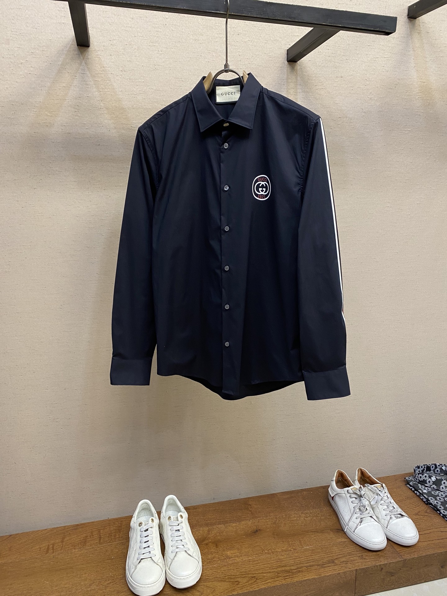 NO:134227,Gucci, Gucci Business and Casual Shirts The tribute satin fabric imported by Lutai Textile, with satin finish, silky and thick feel, the fabric has 120 threads of yarn, 146 grams weight. Classic double GG printed logo, a two-color printed sleeve is particularly eye-catching, with classic webbing, dripping buttons... The rest are shell logos that are both pure business and not old-fashioned Size S-2xl s Shoulder width 46 bust 102 length 73 sleeve length 62 m Shoulder width 47 bust 106 length 74 sleeve length 63 l Shoulder width 48 bust 110 length 75 sleeve length 64 xl Shoulder width 49 bust 114 length 76 sleeve length 65 xxl Shoulder width 50 bust 118 length  77 sleeve length 66, gucci, gucci, shirts, alexander wang19860909Gucci、古驰商务休闲衬衫 鲁泰纺织进口的贡缎面料,缎纹后整处理,手感丝滑有厚度,面料双股纱线120支数,146克重.精典双GG印花logo,一条双色印花袖格外引人注目,外幅经典织带搭配,滴胶纽扣... 其余都是贝壳Logo既纯商务又不老气 尺码S-2xl s 肩宽 46胸围 102衣长 73袖长62 m 肩宽 47胸围 106衣长 74袖长63 l肩宽 48胸围 110衣长 75袖长64 xl 肩宽 49胸围 114衣长 76袖长65 xxl肩宽 50胸围 118衣长 77袖长66,,gucci,gucci,shirts,alexander wang,Men's clothing