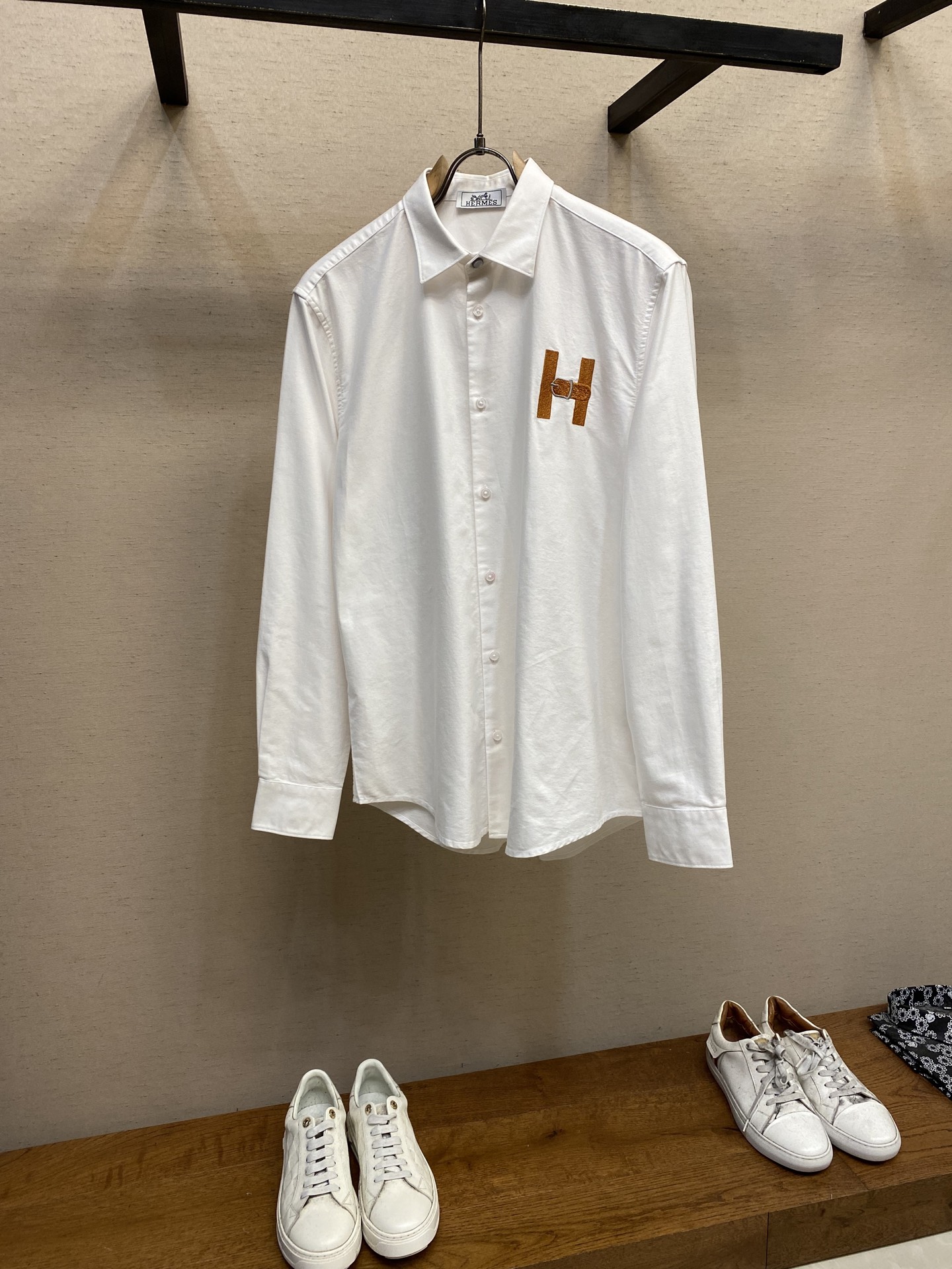 NO:134230,Hernse, the same business and casual Oxford cotton long-sleeved shirts for men and women, trading company channel goods, pure blood, new products for early spring in 25 years, high-end Italian original production, classic evergreen ace product!  A shirt that is very consistent with the aesthetic tone of HR Aima family. The styling design perfectly follows the essence of luxury. The embroidered horse H uses classic retro Vintage contrasting splicing elements, with a rich British style. The upper body is infused with the iconic saddle embroidery body, which is quite recognizable and boasts about its identity!  The imported Egyptian pure cotton fabrics are made of high-quality cotton raw materials with excellent lighting. They are made of English century-old workshops. After the heavy enzyme washing process, the texture becomes softer, full of affinity, both comfort and breathability, extremely delicate touch, and excellent skin-friendly!  The details are exquisite and sophisticated, with strict stitching, first-class tailoring, and every inch is just right. The lines are smooth and clean, and the invincible versatile type is both solemn and harmonious. It is both business and leisure, and can run through multiple seasons. It is very compatible with the bottoms. It is a basic item that is essential for men's wardrobe!  Size S-2xl S S S S width 44 bust 102 sleeve length 62 clothes 75 M S S shoulder width 45 bust 106 sleeve length 63 clothes 76 L S shoulder width 46 bust 110 sleeve length 64 clothes 77 XL S shoulder width 47 bust 114 sleeve length 65 clothes 78 XXL S shoulder width 48 bust 118 sleeve length 66 clothes 79 black and white.,,hermes,shirts,alexander wang19860909Hernse、男女同款商务休闲牛津纺纯棉长袖衬衫,贸易公司渠道货,纯正血统,25年早春新品,高端意大利原厂出品,经典常青王牌产物！ 极符合HR爱马家族美学基调的一款衬衫,造型设计完美沿袭了奢华的精髓,刺绣马H运用了经典复古 Vintage 撞色拼接元素,具有浓郁的英伦风格,上身注入标志性马鞍刺绣体,颇具辨识度且标榜了身份！ 客供进口的埃及纯棉面料,选用光照极好的上等棉花原料,经过英格兰百年工坊定织定染而成,继重磅酵素洗工艺后,肌理变的更为柔软,亲和力十足,舒适性与透气性兼备,触感极为细腻,亲肤性绝佳！ 细节工艺精致考究,严丝合缝,剪裁一流,每一寸都拿捏的恰到好处,线条感流畅干净,无敌的百搭类型,亦庄亦谐,商务与休闲兼备,可以贯穿多个季节,与下装兼容空间极高,男人衣橱必备的基础单品！ 尺码S-2xl S码肩宽44胸围102袖长62衣长75 M码肩宽45胸围106袖长63衣长76 L码肩宽46胸围110袖长64衣长77 XL码肩宽47胸围114袖长65衣长78 XXL码肩宽48胸围118袖长66衣长79 黑色和白色.,,hermes,shirts,alexander wang,Men's clothing