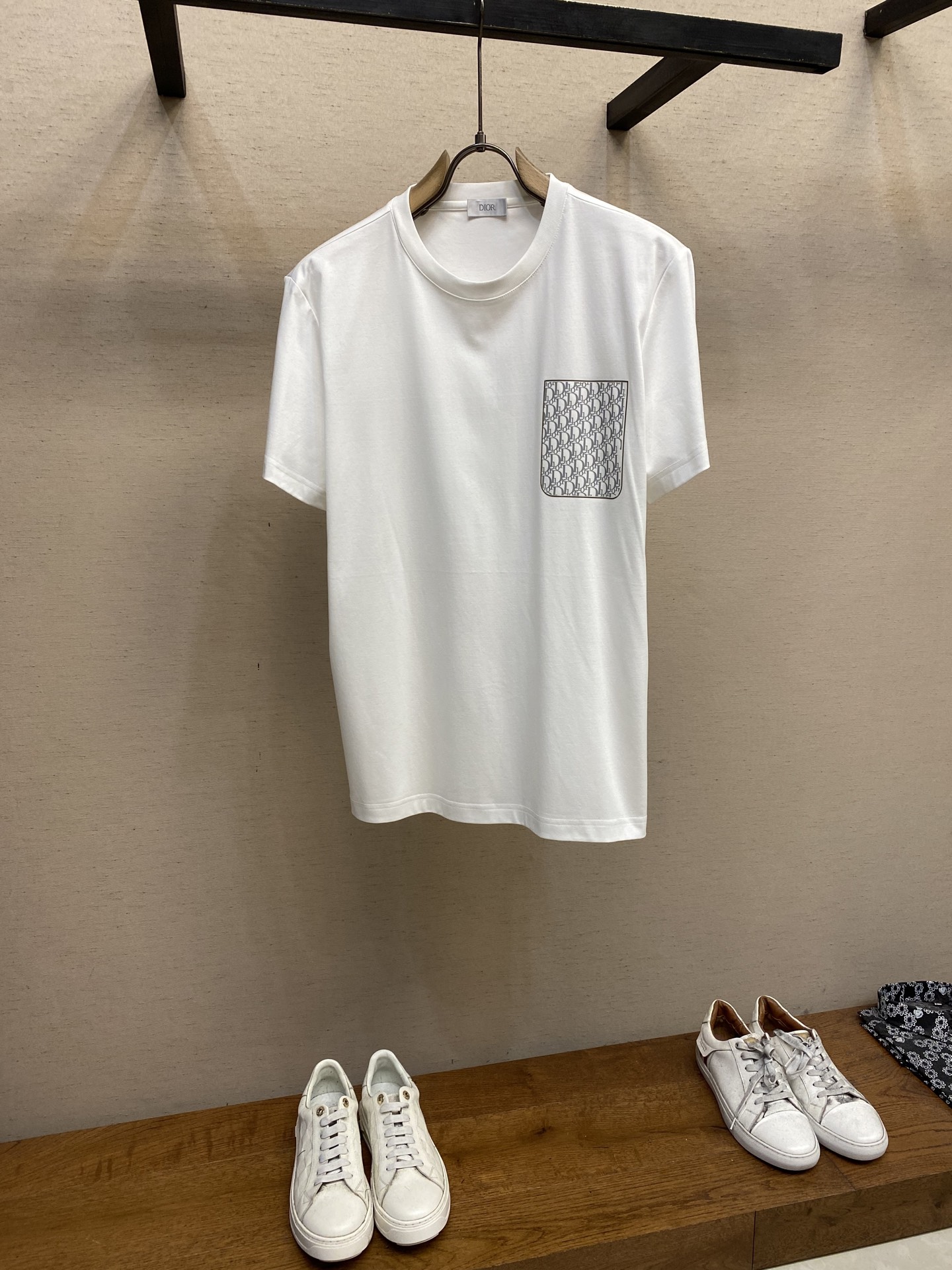 NO:134232,Dior and 25ss new printed logo short sleeves new short sleeve yyds daily wear when going out to close their eyes Customized mercerized elastic cotton fabric Excellent comfort with double-layer fabric round neckline Sleeve and hem Simple T-fitting with classic diamond logo is too good to look good, single wear is stable, iconic super positive, loose style is not picky at all, countless big cards can be perfectly controlled by men and women, same style for men and women, unlock it together as you wear Size M-2xl Color black, white, blue, Dior, T-shirt, alexander wang19860909Dior、25ss新款印花Logo短袖 新款短袖yyds 日常出门闭眼搭 定制丝光弹力棉面料 舒适感极佳 搭配双层织物圆领口 衣袖和下摆 简简单单的T 搭配经典烫钻Logo也太好看了吧 单穿内搭都是稳稳哒 标志性超正 宽松版型一点都不挑人 无数大卡男女都可完美驾驭 男女同款 随意穿搭法一起去解锁吧 尺码M-2xl 颜色黑色,白色,蓝色,,dior,T-shirt,alexander wang,Men's clothing