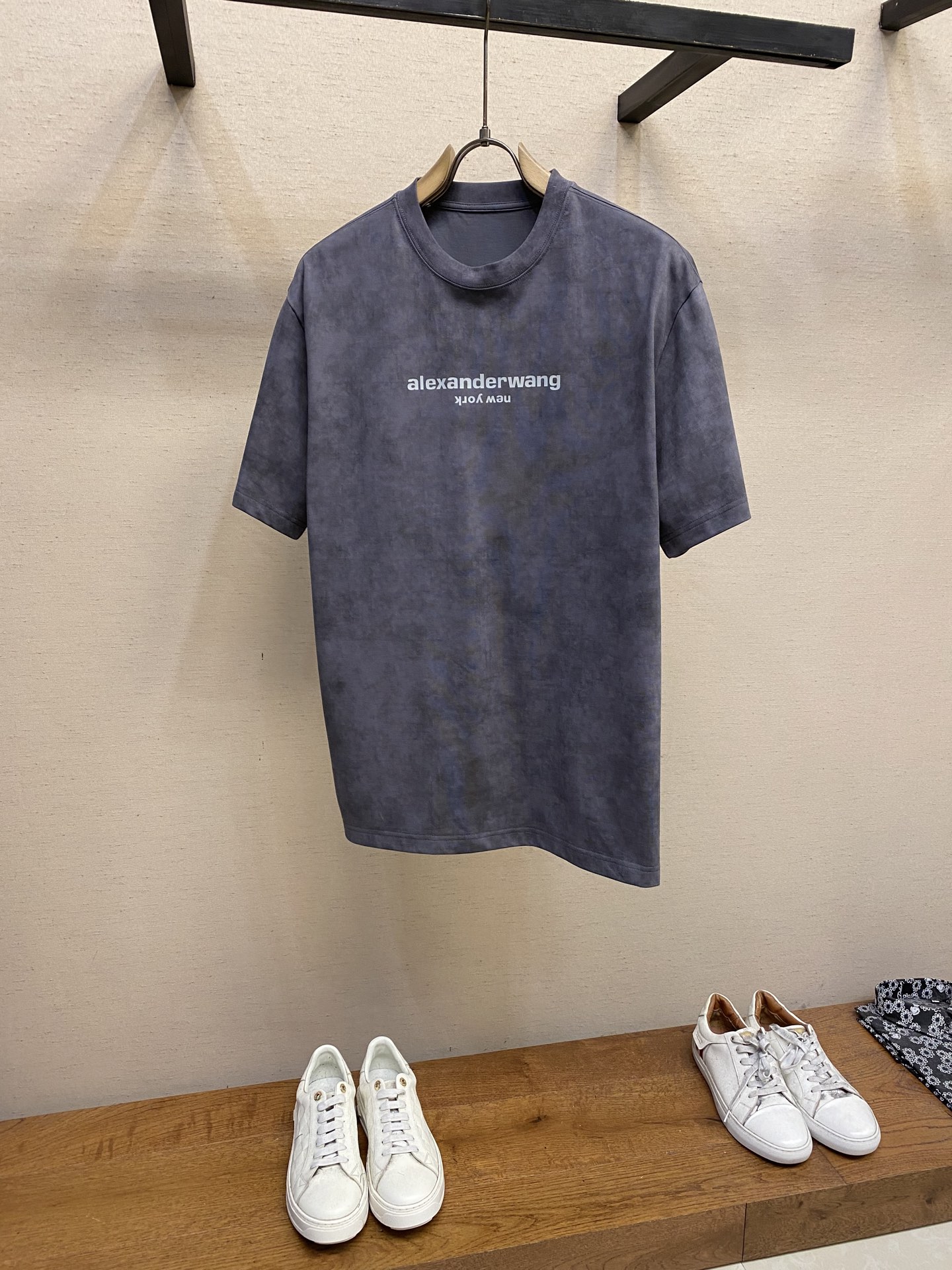 NO:134237,Wang, 25ss new printed logo short sleeves new short sleeve yyds daily eye-closing dress Customized mercerized elastic cotton fabric Excellent comfort with double-layer fabric round neckline Sleeve and hem Simple T-fitting with classic diamond logo is too good to look good, single wear inner wear is stable, iconic super positive, loose style is not picky at all, countless big cards can be perfectly controlled by men and women, same style for men and women, unlock it together as you wear Size M-2xl Color black, gray, T-shirt, alexander wang19860909Wang,25ss新款印花Logo短袖 新款短袖yyds 日常出门闭眼搭 定制丝光弹力棉面料 舒适感极佳 搭配双层织物圆领口 衣袖和下摆 简简单单的T 搭配经典烫钻Logo也太好看了吧 单穿内搭都是稳稳哒 标志性超正 宽松版型一点都不挑人 无数大卡男女都可完美驾驭 男女同款 随意穿搭法一起去解锁吧 尺码M-2xl 颜色黑色,灰色,,T-shirt,alexander wang,Men's clothing