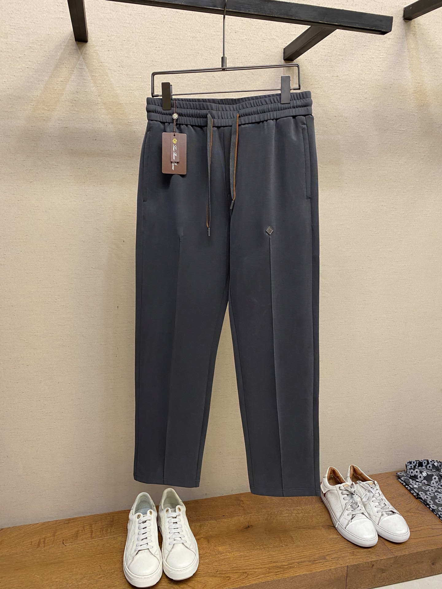 NO:134239,LP, men's casual pants, the latest top-body style is invincible!  This pants are very versatile, elastic waist, and can be worn for daily work. They are a perfect combination of fashionable and casual and outdoor sports, so whether you wear them normally or outdoors, they are your best choice. Extreme comfort and quick sweating are the most popular key points, improving the comfort of wearing and suitable for aerobics and trail running conditions. This style is a jogging casual pants with an extremely wide range of applications, allowing you to naturally maintain a love for sports in summer, or you can wear them in casual life. Size M-3xl, loro piano, alexander wang19860909LP、男士休闲裤 最新款上身版型无敌正！ 绝对可以闭眼收的一款 此款裤子非常百搭,弹力腰围,日常上班 户外运动都可以穿着,是时尚休闲与户外运动的完美结合,所以无论您平时穿或者户外穿都是您的最佳选择. 极致舒适和快速排汗是备受青睐的重点,提升穿着舒适度,适合有氧运动和越野跑条件下穿着,此款是一件适用范围极其广泛的跑步休闲裤,让你在夏天自然可以保持对运动热爱,也可以在休闲生活中穿着 尺码M-3xl,,loro piana,alexander wang,Men's clothing