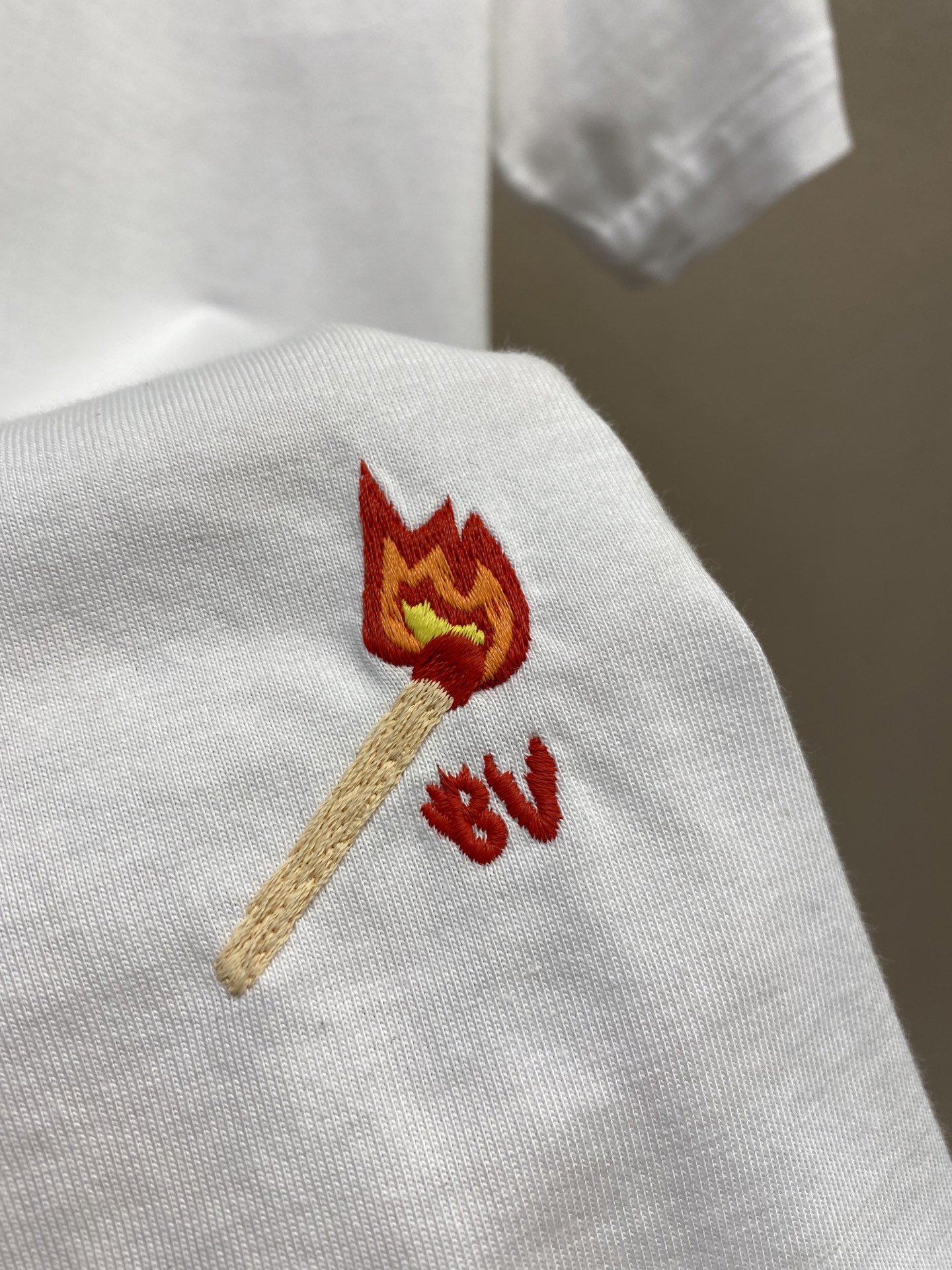 Fine Cotton P250 Shirt with Multicolour Embroidery and Hidden Cuffs - 图片 5