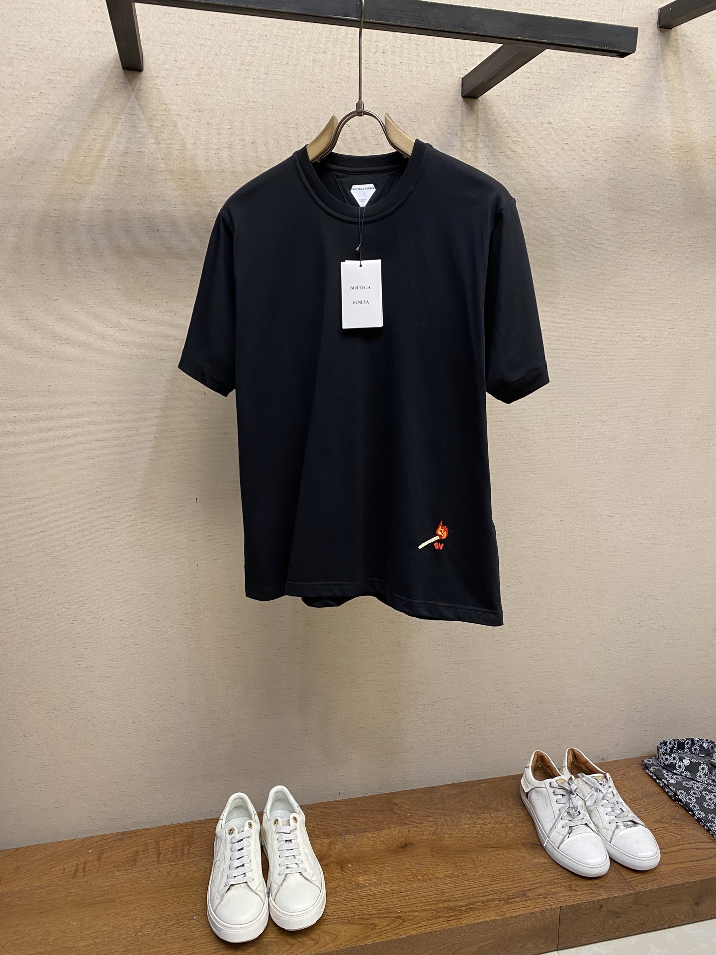 NO:144492,BV small match embroidered round neck short sleeves, available in black and white colors, original, 300 yuan, purchased; cotton knitted fabric, front with match pattern embroidery, cuff hidden letter embroidery, regular round neck style, full set of auxiliary materials equipped # Lightweight pure cotton fabric, 15S fine cotton plain pattern, 230g; matched with 32S double yarn thread, 340g. Fine cotton fabric usually has good moisture absorption, breathability, warmth and wear resistance, and is also soft and smooth. Retro fine cotton fabric is thicker with retro-style tones, and has fine processing and processing, with excellent texture and performance. Due to fine processing, the fine cotton fabric is light and thin, soft and comfortable to touch, and it is very suitable for the skin when worn. # Fine match pattern embroidery  Multi-color needle embroidery is a fine and creative embroidery technique. High-quality embroidery threads with bright colors, soft texture and not easy to fade should be selected for embroidery. By embroidery with different colors of embroidery threads on the fabric, a rich and colorful and distinctive pattern effect is created. Needle embroidery itself is a delicate needle method to ensure the clarity and fineness of the pattern. Embroidery threads should be selected for high-quality embroidery threads with bright colors, soft texture and not easy to fade. # Cuff hidden letter embroidery The craft combines the essence of traditional embroidery with the accuracy of modern design, and uses needle embroidery to create clear and three-dimensional letter patterns. The biggest feature of needle embroidery technology lies in its fineness. Each needle is closely connected to form dense stitches to ensure clear edges and smooth lines of the letter pattern, while giving the embroidery a high sense of three-dimensionality and texture. # Regular round neck pattern  The round neck short-sleeved style features are reflected in the precise tailoring, smooth lines, unique neckline design and natural shoulder processing. It can highlight the wearer's shoulder lines without limiting freedom of movement, making the clothes comfortable to wear. Size XS-L, bottega veneta, T-shirt, alexander wang19860909BV 小火柴绣花圆领短袖 发售色系黑色、白色 原,300购买；棉质针织面料、正面饰有火柴图案刺绣、袖口隐藏式字母刺绣、常规圆领版型、全套辅料配备 # 轻盈质地纯棉质面料 采用15S精棉平纹,230g；搭配 32S双纱拉架螺纹,340g.精棉面料通常具有较好的吸湿性、透气性、保暖性和耐磨性,同时也比较柔软和光滑.复古精棉面料比较厚实的棉质面料,具有复古风格的色调,同时经过精细加工和处理,具有优良的质地和性能.由于经过了精细加工,精棉面料的质地比较轻薄,手感柔软舒适,穿着起来非常贴合皮肤. # 正面饰有火柴图案刺绣 多色插针绣是一种精细且富有创意的刺绣技法,应选择色彩鲜艳、质地柔软、不易褪色的优质绣线进行绣制.通过在织物上以不同颜色的绣线进行插针绣制,创造出丰富多彩、层次分明的图案效果.插针绣本身就是一种细腻的针法,保证图案的清晰度和细腻度.绣线则应选择色彩鲜艳、质地柔软、不易褪色的优质绣线. # 袖口隐藏式字母刺绣 工艺结合了传统刺绣的精髓与现代设计的精准度,通过挨针绣制出清晰、立体的字母图案.挨针绣工艺的最大特点在于其精细度.每一针都紧密相连,形成密集的针脚,确保字母图案的边缘清晰、线条流畅,同时赋予绣品高度的立体感和质感. # 常规圆领版型 圆领短袖版型特点体现在剪裁精准、线条流畅、领口设计独特、肩部处理自然.即能够凸显穿着者的肩部线条,又不会限制活动自由度,使得衣物在穿着舒适. 尺码XS-L,,bottega veneta,T-shirt,alexander wang,Men's clothing