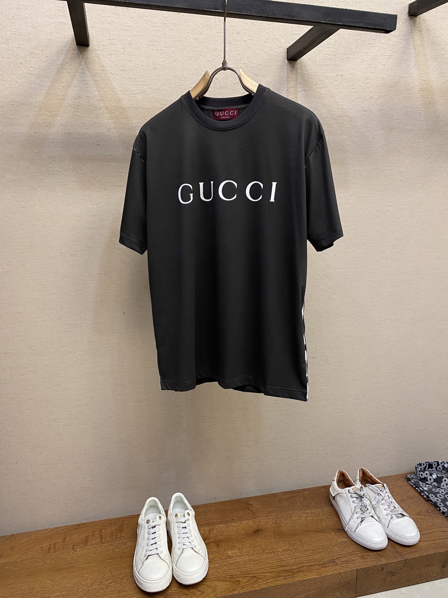 NO:144498,Gucci and GU white edge spray round neck short sleeves are available in color red and black original, 100 yuan; jersey pure cotton fabric, digital direct-shot printing, floral cutting, round neck short sleeve version, full set of auxiliary materials are equipped with # jersey pure cotton fabric, 24S jersey knitted fabric, 180g; matched with 32S double yarn thread, 340g. The fabric is thicker and the fabric is woven thick and skewed with a thick and skewed texture; single-sided knitted is formed by a continuous coil string sleeve, with different textures on the front and back sides. It has good horizontal elasticity and soft drape, easy to cut, but the edges are easy to curl. # Color the full digital direct-shot pattern The fabric uses a giant inkjet printer, and nano-scale dye ink is directly sprayed onto the surface of the fabric through hundreds of precision nozzles, with bright colors and high color fastness.  Fabric pretreatment can improve the surface performance of the fabric, improve its adsorption and color stability to ink, and ensure the clarity and color brightness of the color blocks. Sizing is formed on the surface of the fabric to prevent the ink from permeating during printing. # Classic round neck straight-tube style The details of the sewing position are left blank; loose clothing cutting, no body shape and body shape. The round neck collar, shoulder line falls on shoulders, no shoulder width, and the inner seam is made with elastic inlay to prevent the clothes from walking after washing multiple times. The cuffs and bottom edges are used to fix the two-line edges. Size XS-L,,gucci,T-shirt,alexander wang19860909Gucci、GU白边喷色圆领短袖 发售色系 红色、黑色 原,100购买；平纹针织纯棉面料、数码直喷印花、对花位剪裁、圆领短袖版型、全套辅料配备 # 平纹针织纯棉面料 采用24S平纹针织面料,180g；搭配32S双纱螺纹,340g.面料支数纱线较粗,织出的面料厚实有骨感；单面针织由连续的线圈串套形成,正反面纹理不同.具备良好的横向弹性和柔软垂感,易裁剪,但边缘易卷曲. # 全副数码直喷图案上色 面料采用巨型喷墨打印机,通过数百个精密喷头将 纳米级染料墨水直接喷射到面料表面,色彩鲜艳且色牢度高. 织物预处理能够改善织物的表面性能,提高其对墨水的吸附性和色彩稳定性,保证色块的清晰度和色彩鲜艳度.上浆通过在织物表面形成一层薄膜,防止墨水在喷印过程中渗化. # 经典圆领直筒版型 车缝位留白处理细节；宽松衣型裁剪,不束身不限制身型.圆领领口,肩线落肩,不限制肩宽,内部做缝处以弹力嵌条的嵌入防止多次穿洗后衣身走行.袖口、下摆底边采用的分别专机辑双明线收边固定. 尺码XS-L,,gucci,T-shirt,alexander wang,Men's clothing