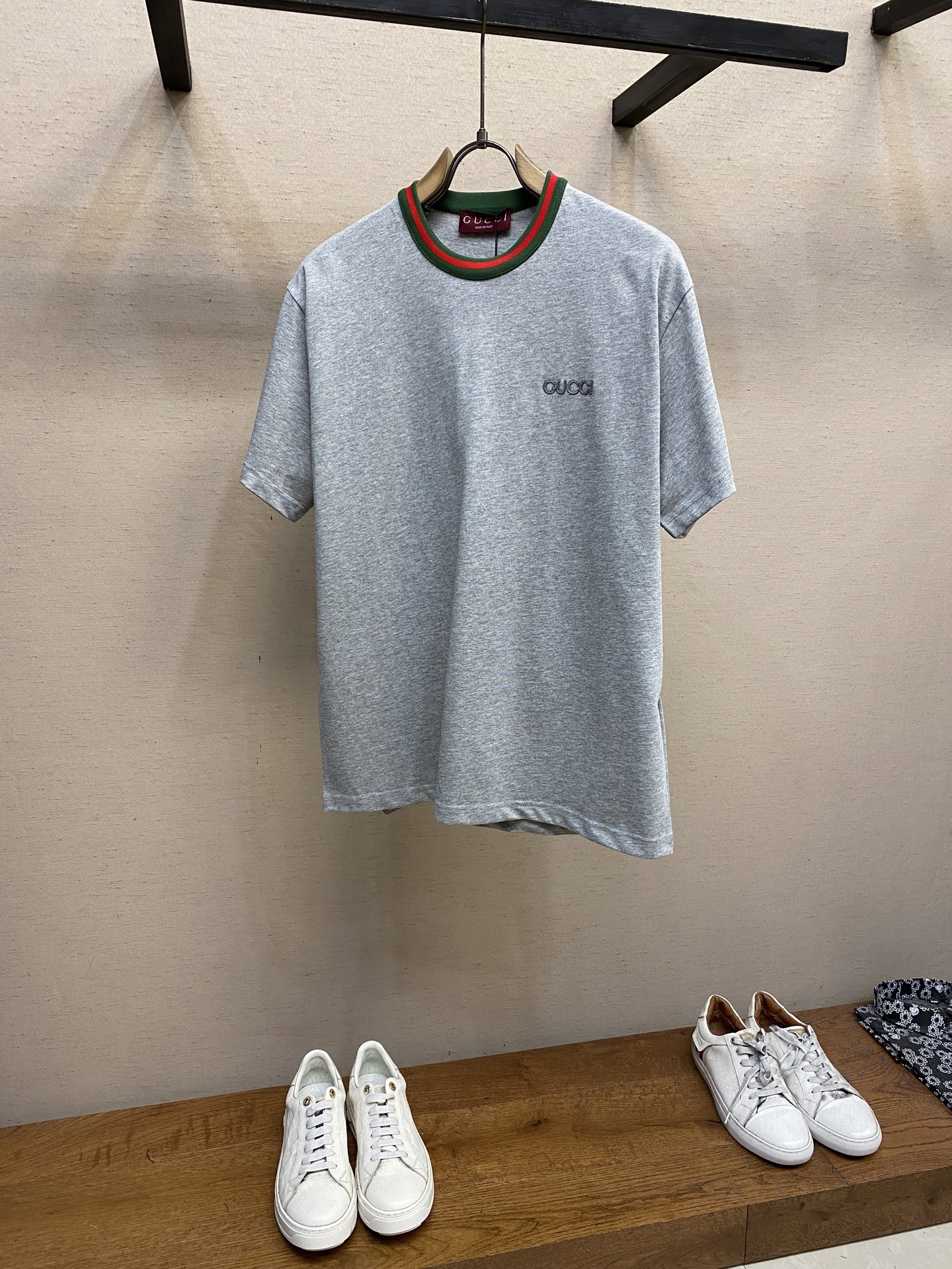 NO:144509,Gucci, GU red and green collar round neck short sleeves Original, 200 purchase; lightweight knitted cotton, red and green webbing piping, Gu logo embroidery patch, round neck short sleeves, shoulder-falling design, full set of auxiliary materials equipped # Pure cotton knitted plain fabric uses 15S fine cotton plain fabric, 230g. Plain weave fabric made of cotton fiber treated with combed process, compared with ordinary cotton fabrics, its fiber arrangement is more neat and dense, so it has better texture and luster. 15S fine cotton plain fabric is a high-quality cotton fabric, which has the characteristics of softness, comfort, good breathability, and good durability. # Red and green webbing piping  Both sides of the front and back show clear red and green stripes, uniform and dense warp and weft yarns; there is no right and reverse, and the complexity of the process requires precise control of the tension of warp and weft yarns. Special textiles are used on both sides of the webbing to prevent breasts and maintain a soft touch. # Gu logo embroidery patch embroidery process of rice grain needle patch embroidery is a traditional hand-made embroidery technique that combines three-dimensional needle technique and patch inlay, giving the single item a unique texture and artistic sense. The stitches are arranged densely, like rice grain stacking, and form a raised grain feeling through short straight embroidery. It is often used to fill patterns or outline convex and convex texture when touched, similar to relief. # Round neck straight plate  Loose clothes cut, no body tying or body shape. Round neck collar, shoulder line drops shoulder width, no shoulder width, elastic inserts are embedded inside to prevent multiple wear and washing clothes. The cuffs and bottom edges of the hem are used to fix the double-bright edges. Size XS-L, gucci, T-shirt, alexander wang19860909Gucci、GU红绿领圆领短袖 原,200购买；轻质针织棉、红绿织带滚边、Gu标识刺绣贴饰、圆领短袖、落肩设计、全套辅料配备 # 纯棉质针织平纹面料 采用15S精棉平纹面料,230g.采用精梳工艺处理的棉纤维制成的平纹织物,相对于普通棉布而言,它的纤维排列更加整齐、密度更高,因此具有更好的质地和光泽.15S精棉平纹面料是一种高品质的棉质面料,具有柔软舒适、透气性好、耐用性好等特点. # 红绿织带滚边 正反两面均呈现清晰的红绿条纹,均匀密实的经纬纱线；无正反之分,工艺复杂度高需精密控制经纬纱线张力.织带两侧采用特殊纺织防止毛边,同时保持柔软触感. # Gu标识刺绣贴饰 米粒针贴布刺绣工艺是一种结合立体针法与贴布镶嵌的传统手工刺绣技艺,赋予单品独特的肌理感和艺术性.针迹密集排列,形似米粒堆叠,通过短直线绣形成凸起颗粒感,常用于填充图案或勾勒轮廓.每针独立且紧密排列,触摸时有细微的凹凸质感,类似浮雕. # 圆领直筒版型 宽松衣型裁剪,不束身不限制身型.圆领领口,肩线落肩,不限制肩宽,内部做缝处以弹力嵌条的嵌入防止多次穿洗后衣身走行.袖口、下摆底边采用的分别专机辑双明线收边固定. 尺码XS-L,,gucci,T-shirt,alexander wang,Men's clothing