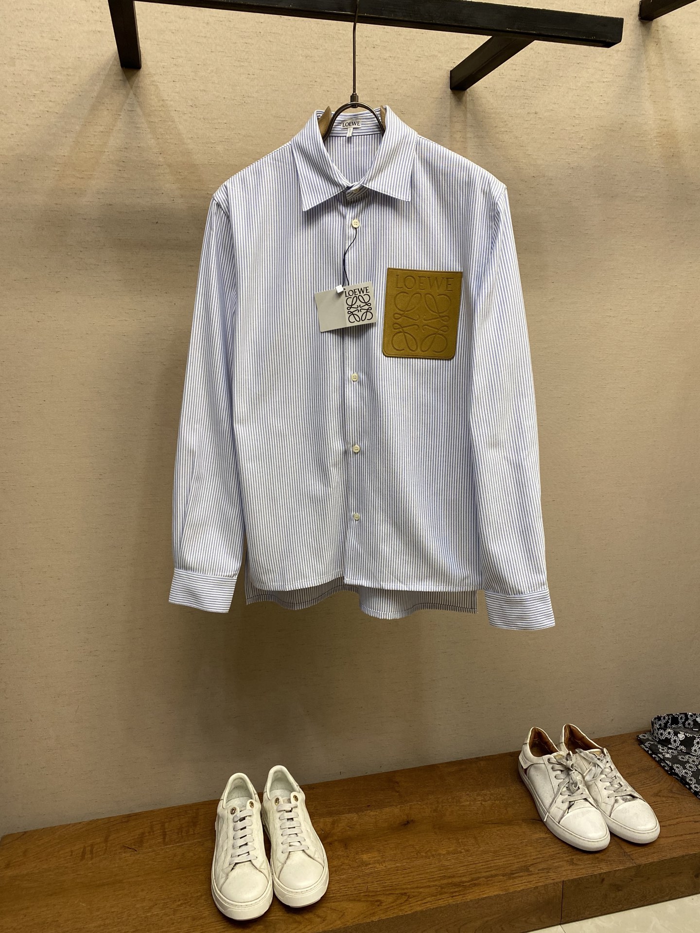 NO:144404,Loewe leather striped shirt. Due to custom fabric and adjustment of genuine leather pockets on the chest N times, the shipment speed is not fast. It seems to be an extremely simple product. In fact, countless details are restored. The placket, cuff, neckline all require striped alignment. Part cuts. During the production process, all cut pieces need to be burned one piece at a time, because the stripes are necessary, which leads to an extended working period. Shell buckle and custom washing water wheat, main wheat, are all customized separately. Same model for men and women. Size 36, 38, 40, loewe, shirts, alexander wang19860909Loewe 皮牌条纹衬衫  因定制面料且N次调整胸口真皮口袋 导致出货速度不快 看似极其简单的产品 实则无数细节还原 门襟 袖口 领口 都需条纹对位 件裁 在生产过程中 所有裁片都需要一片一片烫,因为要对条纹 所以导致工期加长 贝壳扣与定制洗水麦、主麦、全部单独定做 男女同款 尺码36,38,40,,loewe,shirts,alexander wang,Men's clothing