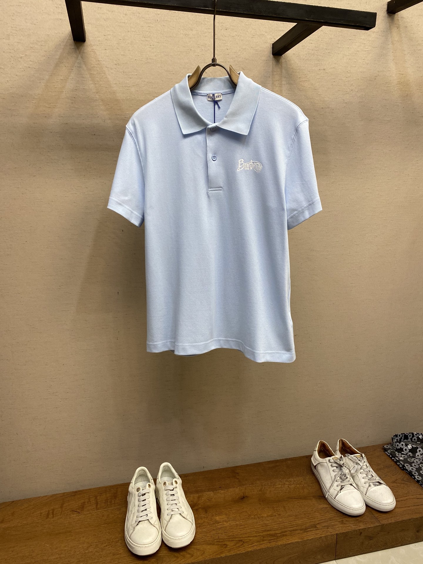 NO:144422,BBR, BURBERRY cotton embroidery POLO shirt Fabric selection: Use bead-ground mesh fabric cotton fabric, double rib knitting technology to form a honeycomb-like three-dimensional texture with alternating concave and convex surface, and a fine mesh structure to enhance its breathability. The cotton yarn raw material retains its natural skin-friendly nature, removes short fiber impurities through combing process, improves the smoothness of the fabric, and has the advantages of wear-resistant, wrinkle-resistant, crisp and stylish. Crafts and details The joints of the neckline and the body are reinforced by three-needle and five-wire edge-copying process to prevent deformation. The buttons are opened, the buttons are manually polished and polished, and the holes are wrapped with silk thread, which is not easy to fall off. The chest is embroidered with classic letter logos, making it more fashionable and brand recognition. Size S-XL, burberry, alexander wang19860909BBR,BURBERRY棉质刺绣POLO衫 面料选择: 选用珠地网眼布棉质面料打造,采用双罗纹针织工艺,形成凹凸交替的蜂巢状立体纹理,表面分布细密的网眼结构,增强其透气性.棉纱原料保留了天然的亲肤性,通过精梳工艺去除了短纤维杂质,提升面料平滑度,还有耐磨抗皱,挺括有型等优点. 工艺与细节 领口与衣身接缝处运用三针五线拷边工艺加固,防止变形.纽扣开襟,扣子手工打磨抛光,孔位用丝线缠绕,不易脱落.胸口饰以典藏字母徽标刺绣,使其更具时尚性和品牌辨识度. 尺码S-XL,,burberry,alexander wang,Men's clothing