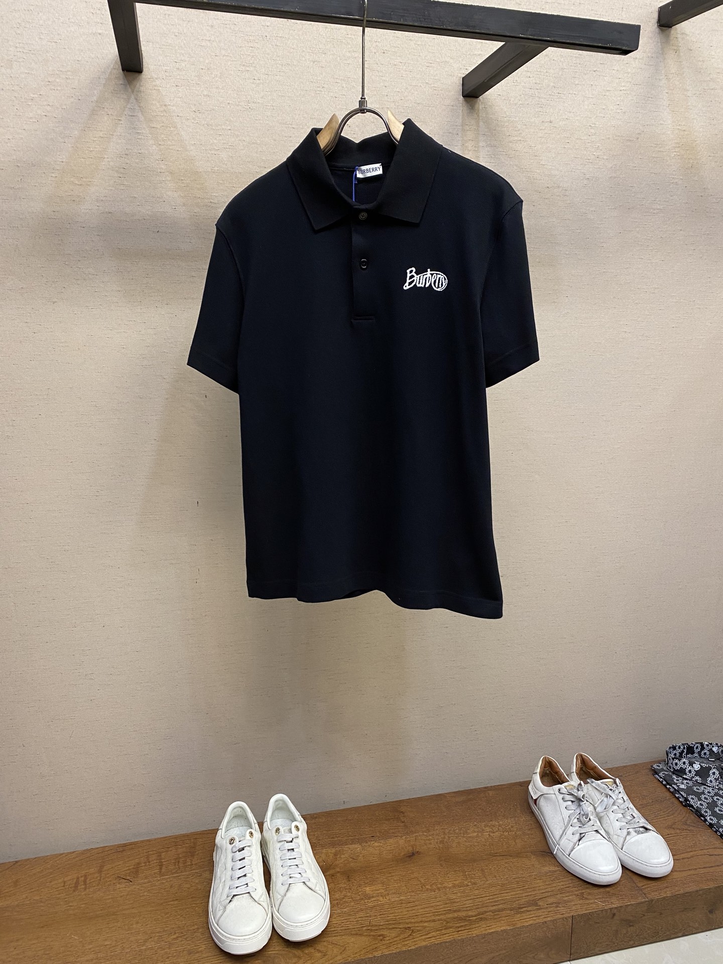 NO:162183,BBR, BURBERRY cotton embroidery POLO shirt Fabric selection: Use bead-ground mesh fabric cotton fabric, double rib knitting technology to form a honeycomb-like three-dimensional texture with alternating concave and convex surface, and a fine mesh structure to enhance its breathability. The cotton yarn raw material retains its natural skin-friendly nature, removes short fiber impurities through combing process, improves the smoothness of the fabric, and has the advantages of wear-resistant, wrinkle-resistant, crisp and stylish. Crafts and details The joints of the neckline and the body are reinforced by three-needle and five-wire edge-copying process to prevent deformation. The buttons are opened, the buttons are manually polished and polished, and the holes are wrapped with silk thread, which is not easy to fall off. The chest is embroidered with classic letter logos, making it more fashionable and brand recognition. Size S-XL, burberry, alexander wang19860909BBR,BURBERRY棉质刺绣POLO衫 面料选择: 选用珠地网眼布棉质面料打造,采用双罗纹针织工艺,形成凹凸交替的蜂巢状立体纹理,表面分布细密的网眼结构,增强其透气性.棉纱原料保留了天然的亲肤性,通过精梳工艺去除了短纤维杂质,提升面料平滑度,还有耐磨抗皱,挺括有型等优点. 工艺与细节 领口与衣身接缝处运用三针五线拷边工艺加固,防止变形.纽扣开襟,扣子手工打磨抛光,孔位用丝线缠绕,不易脱落.胸口饰以典藏字母徽标刺绣,使其更具时尚性和品牌辨识度. 尺码S-XL,,burberry,alexander wang,Men's clothing