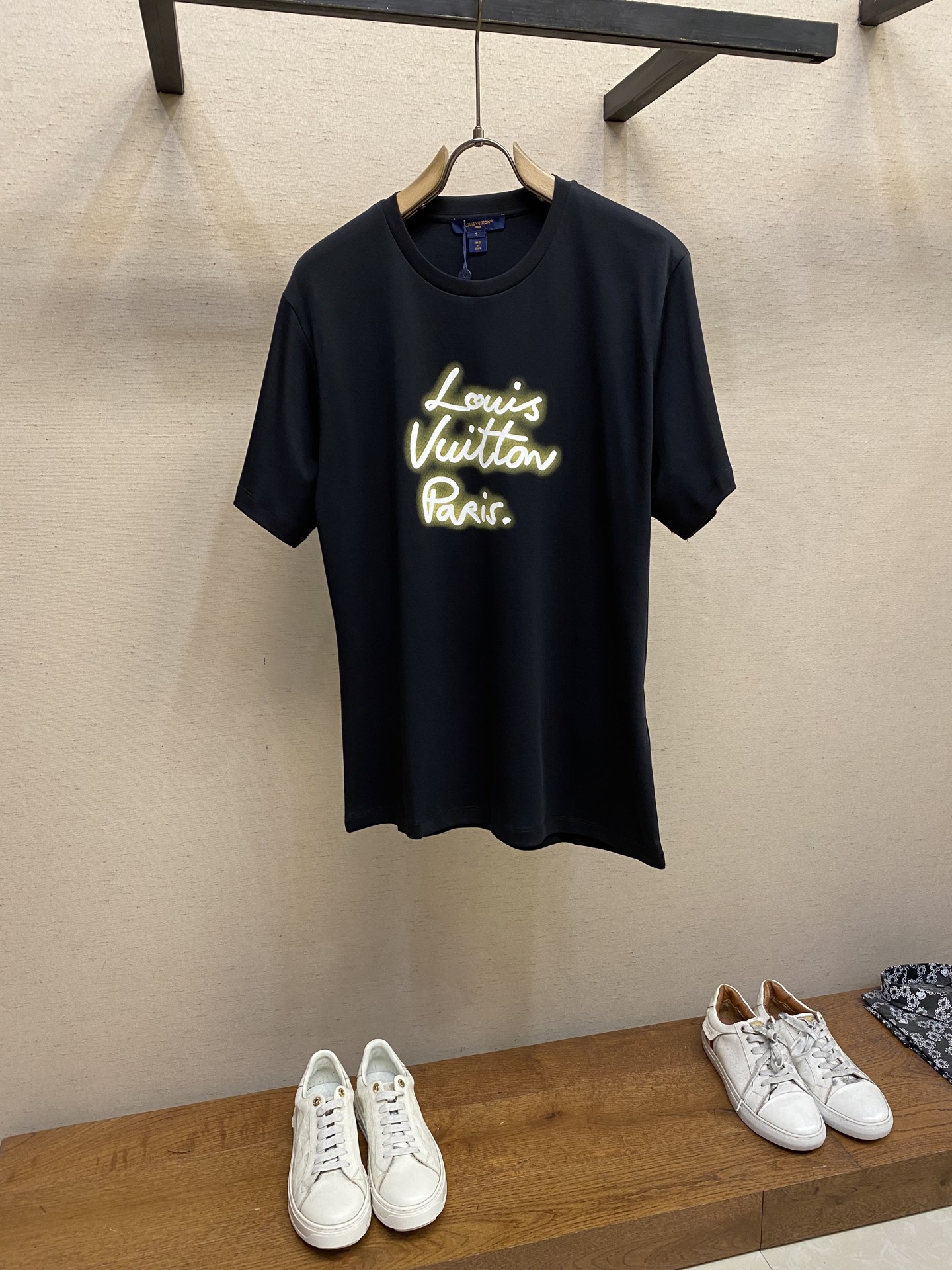 NO:144475,1V, neon printed round neck short sleeves, black and white, original, 400 yuan; pure cotton plain fabric, high-density mesh board, environmentally friendly elastic paste printing technology, round neck short sleeve pattern, full set of auxiliary materials equipped # double-sided pure cotton plain fabric adopts 50S double-sided fabric, gram weight 185g; matched with 32S double-yarn rib. Double-sided is a weft knitted fabric, and the front coil can be seen on both sides of the fabric, and the double-sided also has excellent texture. Double-sided cotton is a delicate and lubricating feel, tight texture, crisp and elastic fabric, with a neat and delicate texture, and a smooth feel with a glossy feel. Double-sided cotton also has good warmth and super elasticity, anti-wrinkle and wear-resistant, and both sides can be used as the front of the fabric. # Neon letter printing pattern  High-density dot slurry printing is a unique and advanced printing technology. The dots are distributed very densely, so the printed patterns have extremely high clarity and resolution. High-density dot slurry printing technology is used to print various complex patterns and textures on clothing. Due to the special nature of the paste, the printed patterns have a certain attractiveness, unique visual effect, and delicate touch. # Straight round neck style Standard H drooping style, matched with a shoulder-length design. Vertical style emphasizes that the width of the shoulders, waist and hem is basically the same, with simple and loose characteristics. The short-sleeved tailoring can show the wearer's figure curve. At the same time, the neckline, cuffs and hem of the short-sleeved sleeves are designed with a double-line closing design. Size XS-L, T-shirt, alexander wang198609091V、霓虹灯印花圆领短袖 发售色系黑色、白色 原,400购买；纯棉质平纹面料、高密度网板、环保弹力胶浆印花工艺、圆领短袖版型、全套辅料配备 # 双面纯棉质平纹面料 采用50S双棉双面面料,克重185g；搭配32S双纱罗纹.双面是一种纬编针织物,织物两面均能看到正面线圈,双面同样拥有出色质感.双面棉是手感细腻润滑、质地紧密,挺括而有弹性的面料,外观整洁细致的肌理、顺滑的手感具备光泽感.双面棉还具有良好的保暖性和超强的弹性,防皱耐磨、两面道都可以做面料正面. # 霓虹灯字母印花图案 高密度网点浆印花是一种独特且高级的印刷技术,网点的分布非常密集因此印刷出的图案具有极高的清晰度和分辨率.利用高密度网点浆印花技术在服装上印刷出各种复杂的图案和纹理,由于浆料的特殊性质,印刷后的图案具有一定的吸引力,视觉效果独特,而且触感细腻. # 直筒圆领版型 标准H垂身版型,搭配齐肩设计.垂直版型强调的是肩部、腰部、下摆宽度基本一致,具有简约、宽松的特点.短袖的剪裁合身,能够展现出穿着者的身材曲线.同时,短袖的领口、袖口和下摆都采用双线收口设计. 尺码XS-L,,T-shirt,alexander wang,Men's clothing