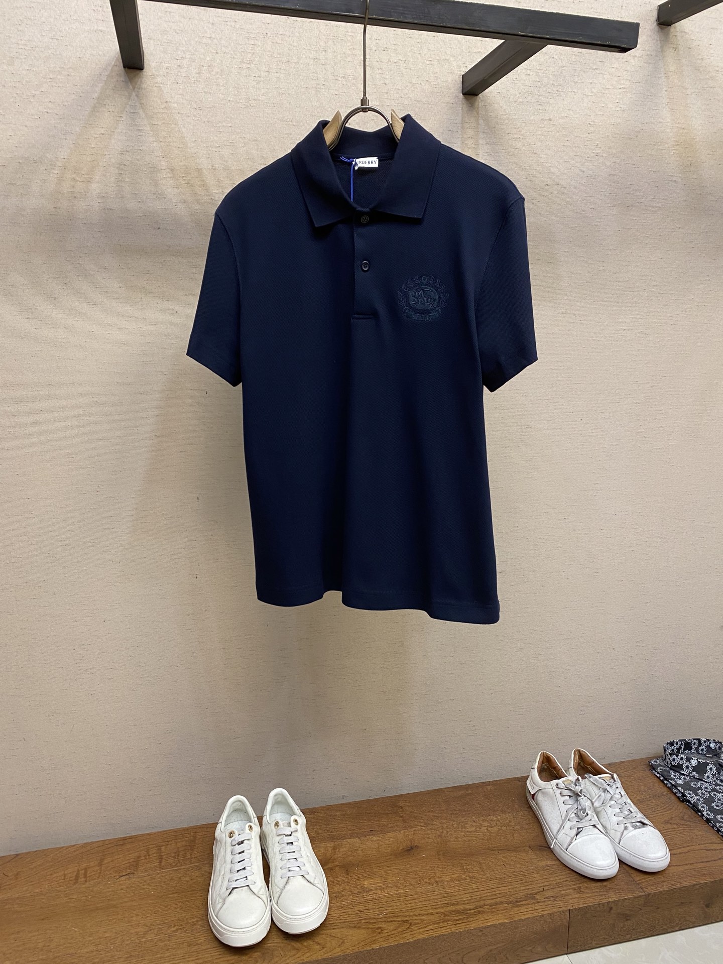 NO:162186,BBR and war horse embroidery POLO shirt fabric selection Use bead ground mesh cotton fabric, double rib knitting technology to form a honeycomb-like three-dimensional texture with alternating concave and convexity, and a fine mesh structure on the surface to enhance its breathability. The cotton yarn raw material retains its natural skin-friendly nature, removes short fiber impurities through combing process, improves the smoothness of the fabric, and has the characteristics of wear-resistant, wrinkle-resistant, crisp and stylish. Crafts and details The joints of the neckline and the body are reinforced by three-needle and five-wire edge-brushing technology. The button plaques, buttons are manually polished and polished, and the holes are wrapped with silk thread to make it difficult to fall off. The Tanjima embroidery machine adopts high-precision embroidery technology, and finally forms an embroidery combining oak leaf wreath and B's classic war horse logo, which increases its fashionability and brand recognition. Size S-XL,,alexander wang19860909BBR、战马刺绣POLO衫 面料选择 选用珠地网眼布棉质面料打造,运用双罗纹针织工艺形成凹凸交替的蜂巢状立体纹理,表面分布细密的网眼结构,增强其透气性.棉纱原料保留了天然的亲肤性,通过精梳工艺处理去除了短纤维杂质,提升面料的平滑度,兼具耐磨抗皱,挺括有型等特点. 工艺与细节 领口与衣身接缝处运用三针五线拷边工艺加固.纽扣开襟,扣子手工打磨抛光,孔位用丝线缠绕,使其不易脱落,田岛绣花机采用高精度的刺绣技术,最终形成了由橡树叶花环和B家经典战马logo相结合的刺绣,增添其时尚性和品牌辨识度. 尺码S-XL,,alexander wang,Men's clothing