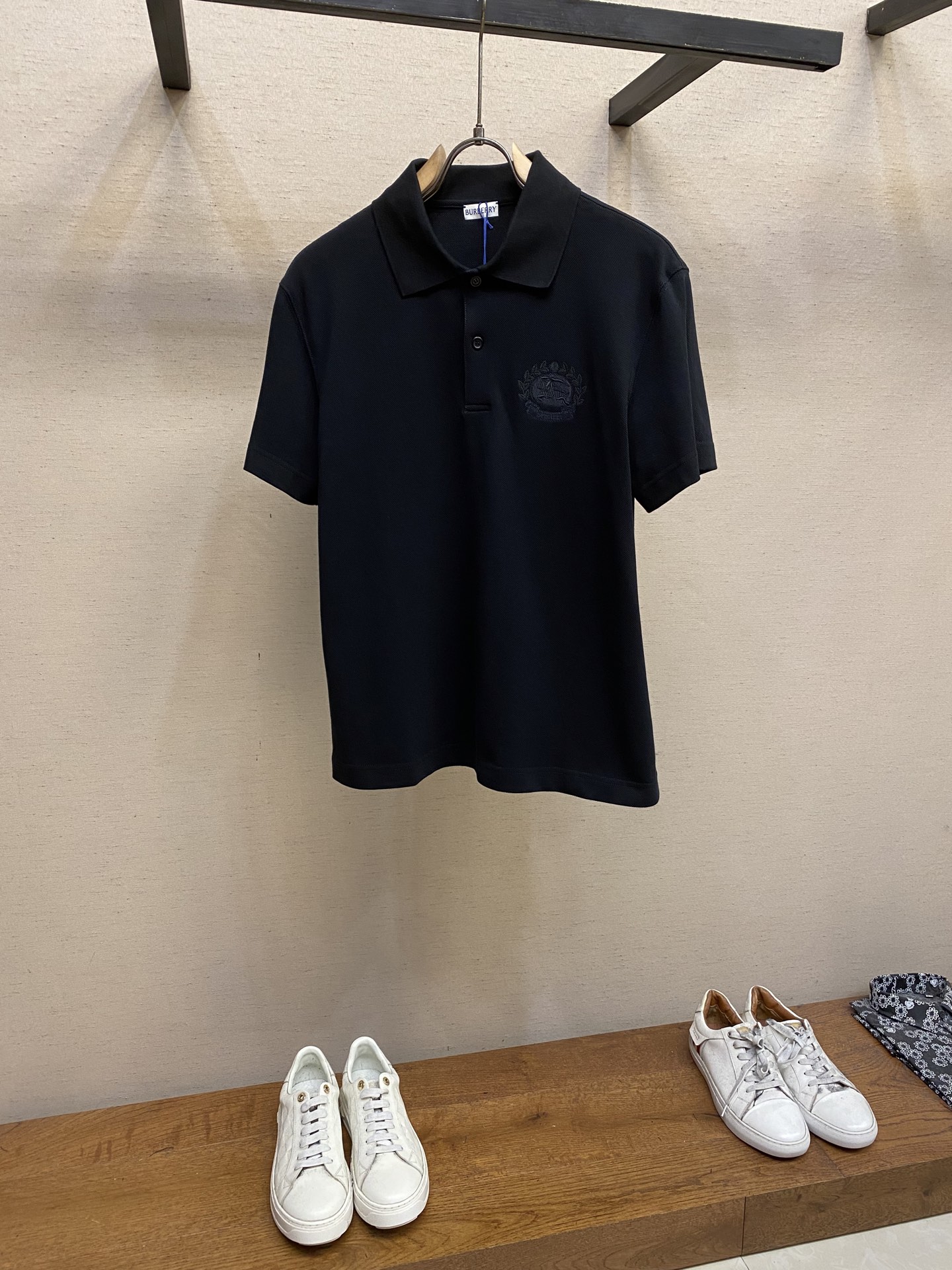 NO:134883,BBR and war horse embroidery POLO shirt fabric selection Use bead ground mesh cotton fabric, double rib knitting technology to form a honeycomb-like three-dimensional texture with alternating concave and convexity, and a fine mesh structure on the surface to enhance its breathability. The cotton yarn raw material retains its natural skin-friendly nature, removes short fiber impurities through combing process, improves the smoothness of the fabric, and has the characteristics of wear-resistant, wrinkle-resistant, crisp and stylish. Crafts and details The joints of the neckline and the body are reinforced by three-needle and five-wire edge-brushing technology. The button plaques, buttons are manually polished and polished, and the holes are wrapped with silk thread to make it difficult to fall off. The Tanjima embroidery machine adopts high-precision embroidery technology, and finally forms an embroidery combining oak leaf wreath and B's classic war horse logo, which increases its fashionability and brand recognition. Size S-XL,,alexander wang19860909BBR、战马刺绣POLO衫 面料选择 选用珠地网眼布棉质面料打造,运用双罗纹针织工艺形成凹凸交替的蜂巢状立体纹理,表面分布细密的网眼结构,增强其透气性.棉纱原料保留了天然的亲肤性,通过精梳工艺处理去除了短纤维杂质,提升面料的平滑度,兼具耐磨抗皱,挺括有型等特点. 工艺与细节 领口与衣身接缝处运用三针五线拷边工艺加固.纽扣开襟,扣子手工打磨抛光,孔位用丝线缠绕,使其不易脱落,田岛绣花机采用高精度的刺绣技术,最终形成了由橡树叶花环和B家经典战马logo相结合的刺绣,增添其时尚性和品牌辨识度. 尺码S-XL,,alexander wang,Men's clothing