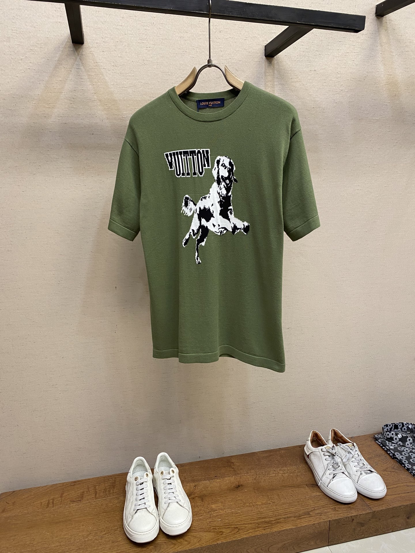 NO:134895,1V. Louis Vuitton LV short-sleeved Golden Retriever pattern pure cotton round neck T-shirt made of combed cotton yarn knitted cotton fabric. The high-weight special yarn of pure cotton feels very heavy when you weigh it, and the upper body is more textured than ordinary T. This texture can handle the weather freely and is suitable for both hot and cold!  The pattern on the chest adopts three-dimensional hair hanging technology, and is perfectly produced by reference to the original one stitch and thread!  Loose style design, small girls can wear it to the lower body, making them look taller and thinner!  Size S-XL, louis vuitton,louis vuitton,t-shirt,tees,t-shirt,alexander wang198609091V、路易威登LV款短袖金毛猎犬图案纯棉圆领T恤 精梳棉质纱线针织纺棉布面料制作,纯棉的高克重特殊纱,掂起来手感份量十足,上身也比普通T更加有质感,这种质地能应对天气自如,冷热皆宜！ 胸前的图案采用立体挂毛工艺,参照原版一针一线完美出品！宽松版型设计,小个子女生可以穿成下半身失踪,显高显瘦！ 尺码S-XL,,louis vuitton,louis vuitton,T-shirt,tees，t-shirt,alexander wang,Men's clothing