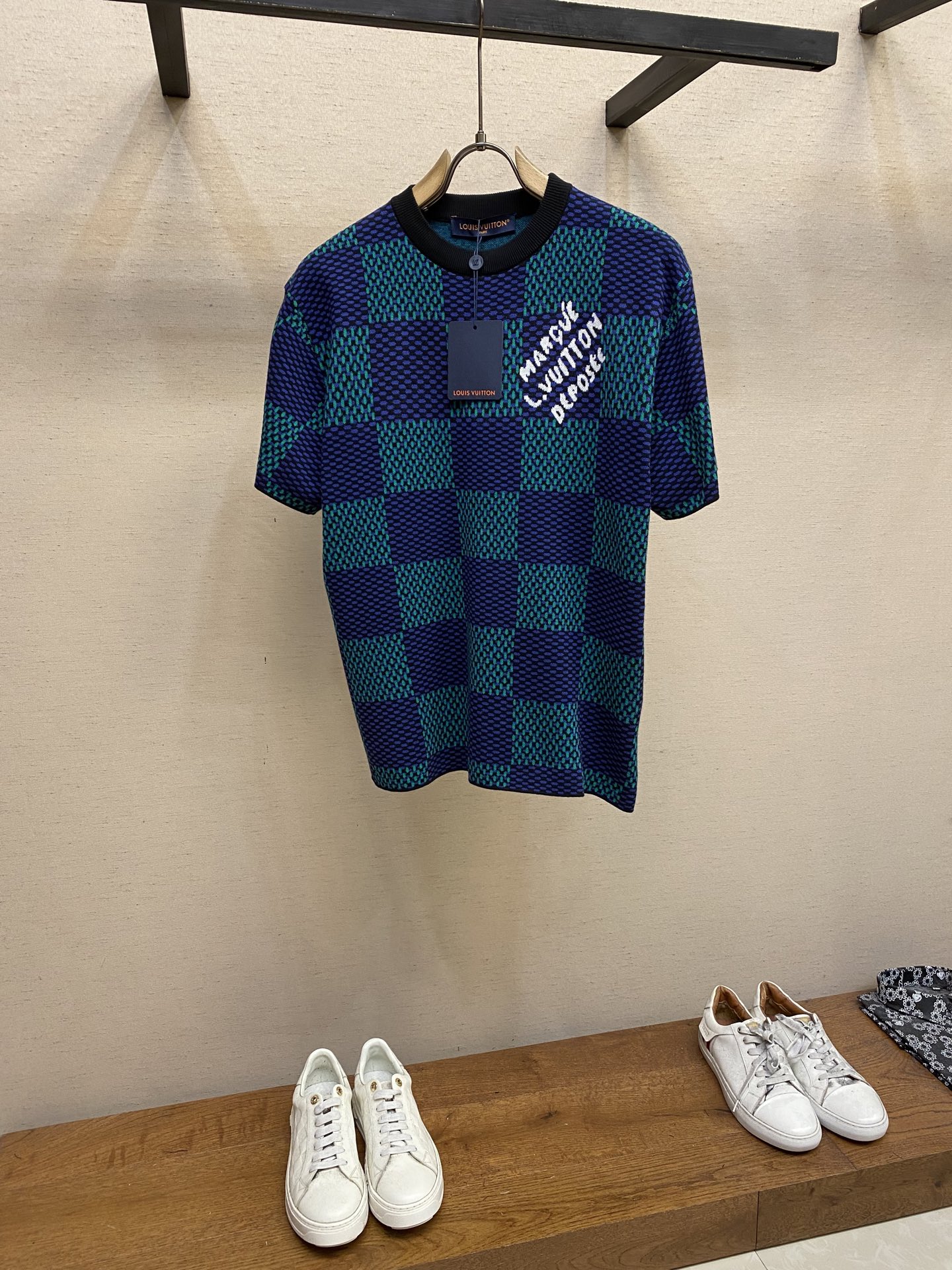 NO:134898,1V checkerboard decoration cotton knitted short sleeves The wool material is tested according to the original yarn and is made of customized high-quality cotton yarn. We have many custom-made cotton yarn processing steps, and we need to spin the raw material core. After secondary processing, we put the yarn on the machine and put it in the raw material core!  After doing the dyeing, you can only find a high-temperature cylinder for the dyeing tank. If the temperature is not enough, the yarn will be dyed unevenly!  It takes several hours to dry out for low temperature, and the temperature is too high and it is scrapped directly; after dyeing, the hair can only be beaten slowly, and the fast machine is prone to thick and thin hair horizontal bars. The weaving sheets are weaved in parallel with imported machines. Each piece takes 270 minutes, and the knot-free rate reaches 95. Size S-XL, T-shirt, alexander wang198609091V 棋盘格饰棉质针织短袖 毛料根据原版纱线进行检测,采用定做的高品棉纱纱线,我们定做的棉纱做工工序多,需要纺出原料芯,在进行二次加工上机勾纱,穿原料芯！做完在进行染色,染色缸只能找高温缸,温度不够纱会染色不均匀！出来进行烘干要低温烘干需要几个小时,温度太高直接报废；染完色进行打毛只能慢机打,打快机容易出现粗细毛横杠的问题.织片采用进口机进行平行均速编织,每件耗时270分钟,无结头率高达到95. 尺码S-XL,,T-shirt,alexander wang,Men's clothing