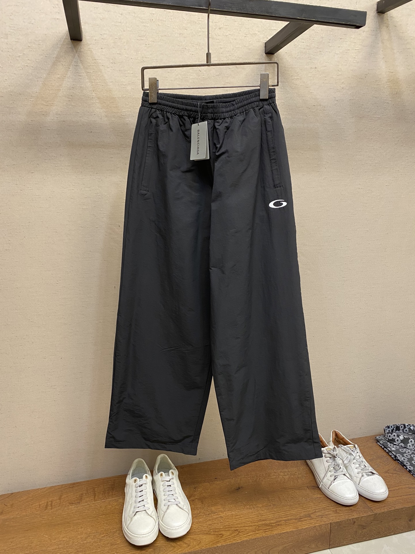 NO:134889,Balenciaga 25ss Nylon quick-drying casual sweatpants Craft description woven fabric similar to windbreaker lining There is also a layer of breathable mesh for the inner lining Use ultra-fine sewing needle to make high-tight sewing plate process. The double-sided strips are flat. Differentiate between ordinary methods. The inner line is straight!  Customized hardware, thread, auxiliary materials, matching, same style for men and women, sizes S, M, L,, balenciaga, balenciaga, alexander wang19860909Balenciaga 巴黎世家 25ss 尼龙速干休闲运动裤 工艺说明类似于风衣的梭织面料 内衬还有一层透气网 运用超细缝盘针做高密缝盘工艺 双侧拉条平整 区别普通的做法 内里走线平直！ 定制五金 螺纹 辅料 对版对位 男女同款 尺码S,M,L,,balenciaga,balenciaga,alexander wang,Men's clothing