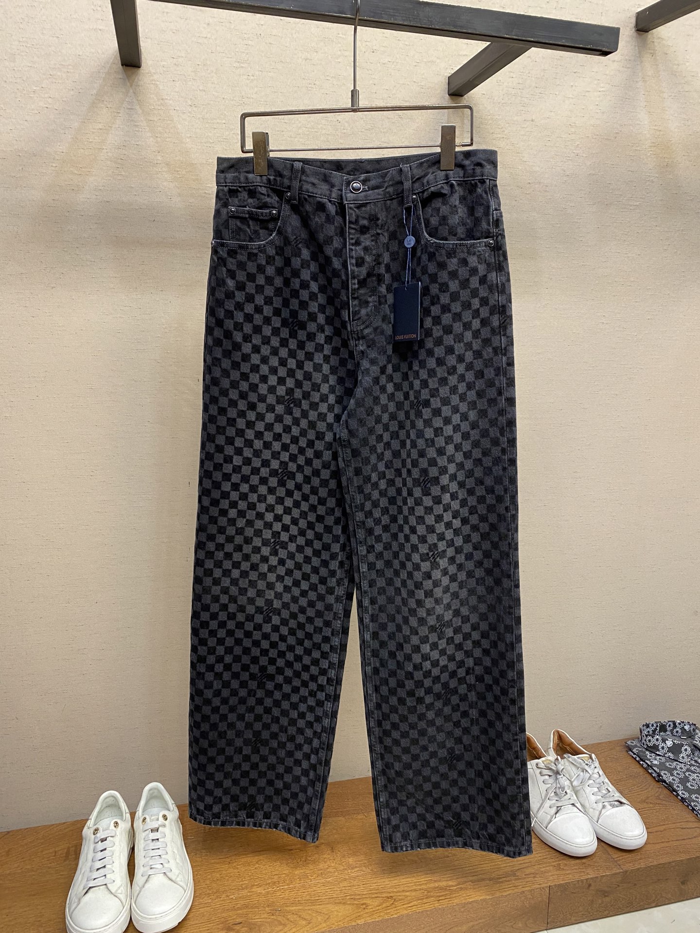 NO:135127,1V new flocking mosaic jeans. Damier flocking patterns of different shades are laid out for washing vintage tannin, and then the Marque L.Vuitton Déposée logo is integrated into it. The pearlescent closure and rivet finishing details can be used to create a leisurely look with the same jacket! Size 30 32 34 36, jeans, jackets & coats, alexander wang198609091V 新款植绒马赛克牛仔裤  为水洗复古丹宁布铺陈深浅不一的 Damier 植绒图案,再将 Marque L.Vuitton Déposée 标识融入其间.珠光扣襟和铆钉点睛细节,可与同款夹克共筑闲雅造型! 尺码30 32 34 36,,jeans,jackets & coats,alexander wang,Men's clothing