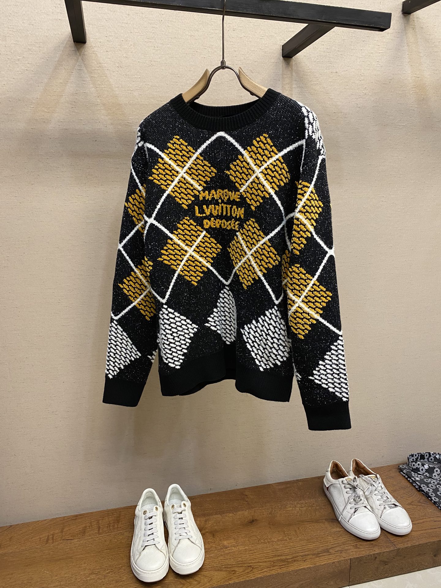 NO:134897,1V, square contrast letter sweater yarn white yarn is 50 wool special circle yarn, black is 28 double strand 50 wool blend yarn, yellow is 50 wool chenille, artificial fine pairing of flowers, imported Stor 5 knitting machine to make a full three-color sesame base jacquard technology for the board. The ready-made garment is soft and wash water, refer to the original 11 fine flower patterns, takes 3 days, and is truly perfect 11, woven with the latest wool hanging machine. The newly woven garment pieces are very knotted, and require pure hand-picked threads and knotted head inspection, and only after random inspection can it be sewn and picked. Washing water, purely manual ordering of the original main mark, washing water mark, details to the height of the washing mark, needle method, finally ironing, and packaging and shipment after total inspection. Size S-XL,, sweaters, alexander wang198609091V、方块撞色字母毛衣纱线白色纱为50羊毛特种圈圈纱,黑色为28支双股50羊毛混纺纱,黄色为50羊毛雪尼尔,人工精细对板数花,采用进口斯托尔五针织机对板做全件三色芝麻底提花工艺.成衣加柔洗水,参照原版11细数花型,耗时3天,真正的完美11,采用最新款挂毛机编织而成,刚织出的衣片结头巨多,需要纯手工挑线,打结头检验,抽查后才能进行缝挑,洗水,纯手工订原版主标,洗水唛,细节到洗标高度,针法,最后烫衣,总查后才可进行包装出货. 尺码S-XL,,sweaters,alexander wang,Men's clothing