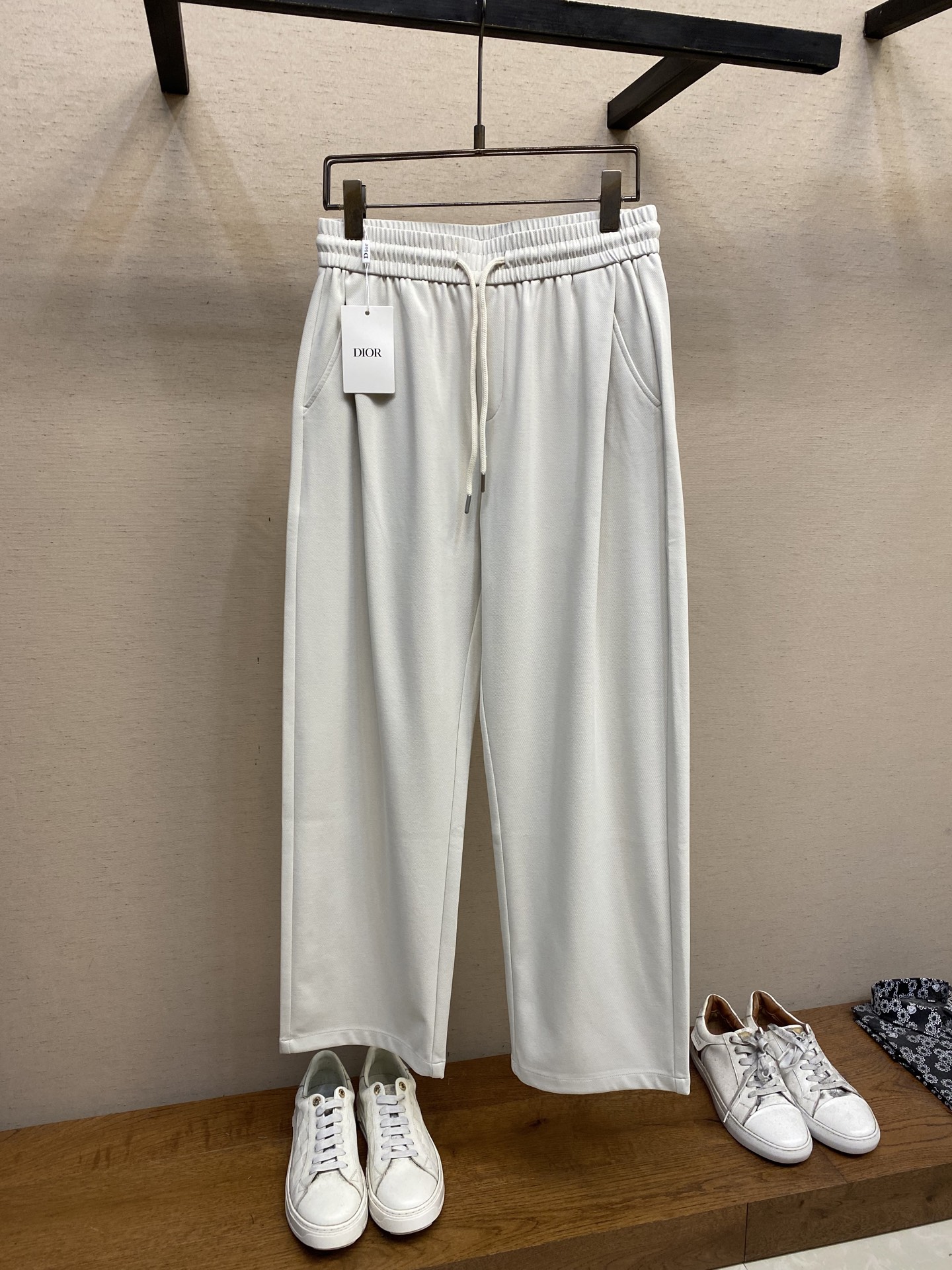 NO:134877,Dior, Little Dimi White~ Men's new loose straight-leg casual pants, refreshing and clean fashionable and versatile items, men's extremely rare off-white casual pants, new fashion attitude expression, classic gallery cutting technology highlights the nature of low-key and nobleness. Customer-supplied fiber twill cotton fabric, the overall soft and delicate texture is strong, smooth, breathable and comfortable, and the draped texture is delicate, and the workmanship is excellent, and the thread is neat and perfect. The elastic waist drawstring design is matched with white CD letter patches in the back pocket, and the embellishment of the logo creates a fashionable effect that keeps pace with the times. The classic loose style brings a lot of surprises to the fashionable matching. Men's size XS-L,,dior,alexander wang19860909Dior、小迪米白色~男士新款宽松直筒休闲裤 清爽干净的时髦百搭单品,男士极为稀罕的米白色休闲裤,全新时尚态度的表达,经典廊形裁剪工艺彰显低调与矜贵本质.客供纤维斜纹棉质面料,整体柔软细腻肌理性强大,手感爽滑,透气舒适及垂坠质感细腻,做工精良 走线齐整完美.松紧腰边抽绳设计搭配后口袋兜处白色CD字母贴饰,标识的点缀营造时俱进的时尚效果,经典宽松造型为时尚搭配带来满满惊喜.男款 尺码XS-L,,dior,alexander wang,Men's clothing
