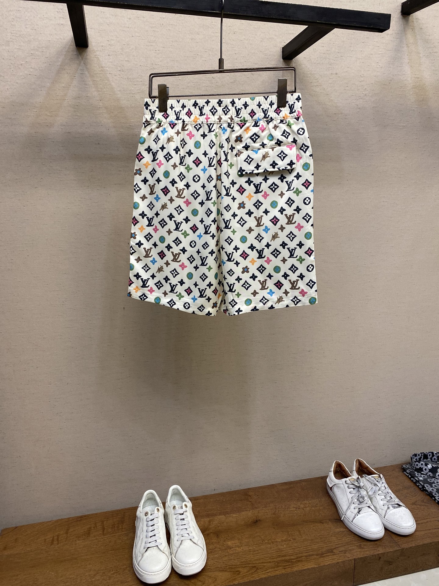 New LV Logo Shirt with Shorts Outshines Last Year’s Cowboy Style, High-Density Sarcophagus. - 图片 2
