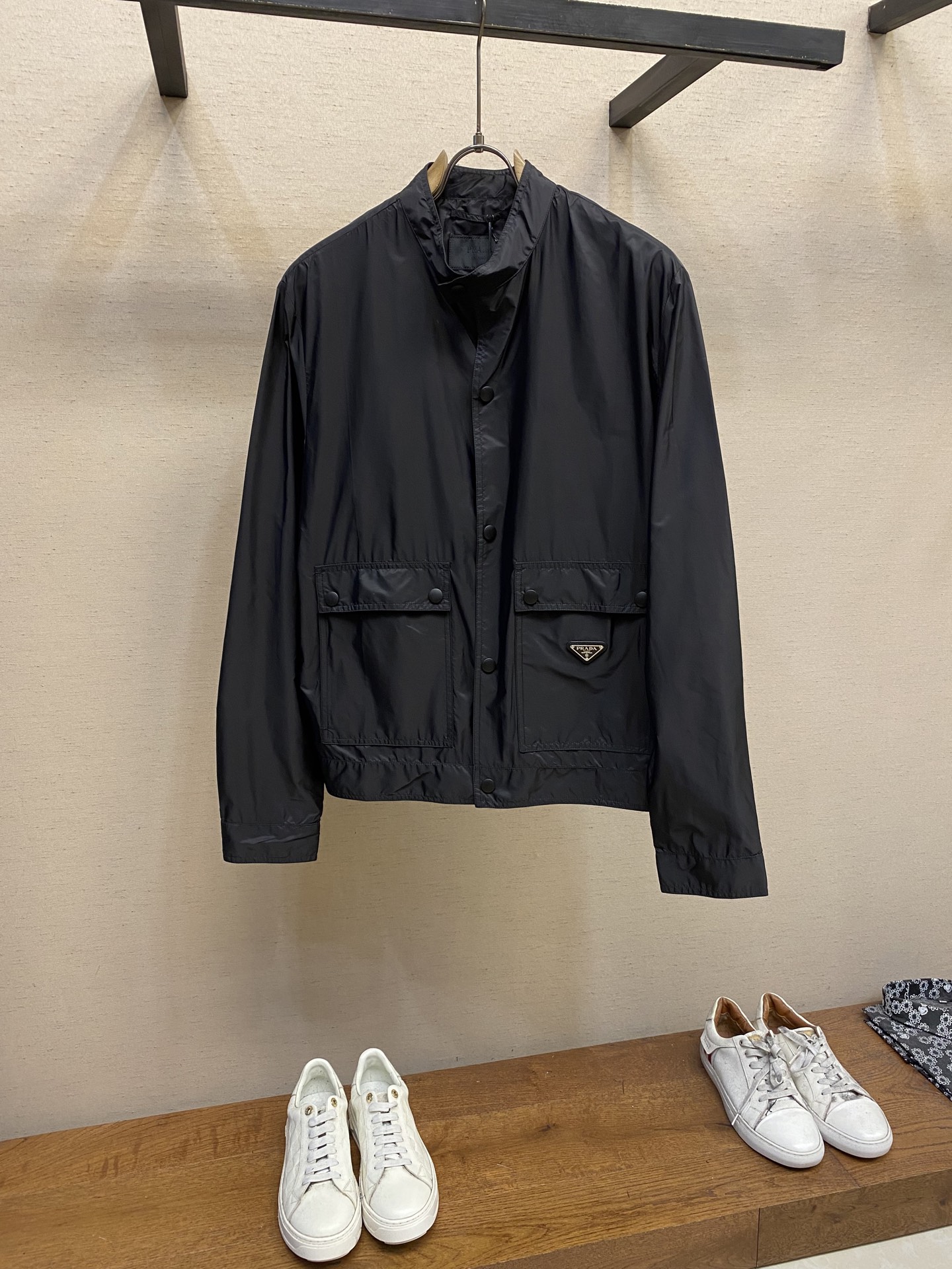 NO:160969,P (coat) Prada, recycled nylon jacket Fabric selection Use the brand's iconic recycled nylon fabric, which is comparable to traditional nylon, and has high strength, tear resistance, wear resistance and other characteristics. Its texture is light and waterproof, and is suitable for multiple scenarios. Its wrinkle resistance and quick drying are also easy to maintain and maintain daily. Process and details  Unlined single-layer structure, relying on the high-density braiding characteristics of recycled nylon, makes it breathable and protective. It adopts a standing collar structure to fit the neck lines, taking into account windproof function and capable temperament. The two sides are equipped with extra-large capacity flip pockets to enhance practicality with a three-dimensional structure. The inner hidden bag design enhances the private storage experience. The cover and bag body are edge-reinforced with double-needle thread technology, and the enamel triangle mark is decorated on one side of the bag body to enhance visual recognition. The combination of cuff straps and concealed buckles achieves the need for precision elasticity, and the flat bottom structure on the front of the hem and the flat beef tendon closing at the rear make it take into account both aesthetics and practicality. Size S-XL,,prada, jackets & coats, jackets & coats, alexander wang19860909P（外套）Prada、再生尼龙夹克 面料选择 选用品牌标志性的再生尼龙面料,与传统尼龙性能相当,具备高强度,抗撕裂,耐磨损等特性.其质地轻盈,同时又具备防水功能适合多场景需求.抗皱,快干的特点也易于日常打理维护. 工艺与细节 无衬里单层结构,依托再生尼龙的高密度编织特性,使其透气性与防护性并存.采用立领结构,贴合颈部线条,兼顾防风功能和干练气质.两侧搭配超大容量翻盖口袋,以立体结构强化实用性,内层暗袋设计提升私密收纳体验,盖体和袋体均用双针车线工艺进行包边加固,将涂珐琅三角标饰以一侧袋体之上,强化视觉辨识度.袖口袢带与暗扣的组合实现精准松紧需求,下摆正面平直底边结构与后方的扁牛筋收口让其兼顾美感和实用性. 尺码S-XL,,prada,jackets & coats,jackets & coats,alexander wang,Men's clothing