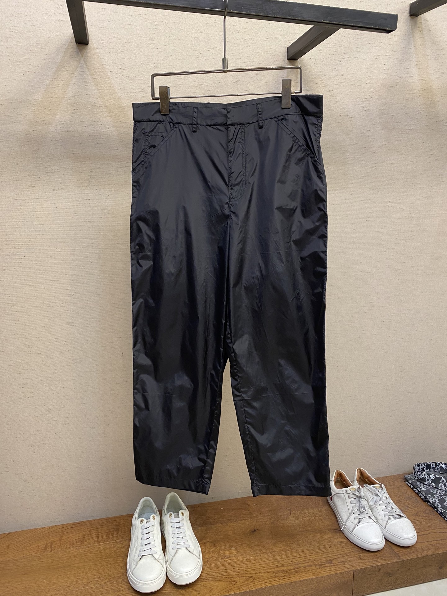 NO:160963,P (pants) Prada, recycled nylon trousers Fabric selection: The brand's signature recycled nylon fabric is comparable to traditional nylon, with high strength, tear resistance, wear resistance and other characteristics. Its texture is light and waterproof, and is suitable for multiple scenarios. Its wrinkle and quick drying are also easy to take care of and maintain daily. Crafts and details Light wide-leg pants combined with high waist loose tailoring retains the contour of the classic suit pants and incorporates a modern sports style. The zipper placket and hidden hook buckle design provide a convenient wearing experience, with oblique socket pockets on the left and right, double-needle car thread edges, and the ends are reinforced by knotting, which is firm and adds a little beauty. The breeze position is equipped with a back patch pocket, double concealed buckle flap opening and closing, and the flip joints are also reinforced by knotting. The middle of the bag is decorated with an enamel metal triangle mark to enhance visual recognition.  Size S-XL, prada, business suit, alexander wang19860909P（裤子）Prada、再生尼龙长裤 面料选择: 选用品牌标志性的再生尼龙面料,与传统尼龙性能相当,具备高强度,抗撕裂,耐磨损等特性.其质地轻盈,同时又具备防水功能适合多场景需求.抗皱,快干的特点也易于日常打理维护. 工艺与细节 采用轻盈的阔腿裤型结合高腰宽松剪裁,保留了经典西装裤轮廓,又融入了现代运动风格.拉链门襟与隐藏式钩扣设计提供便捷穿着体验,左右设有斜插口袋,袋口运用双针车线包边,端部运用套结工艺加固,牢固的同时又增添了些许美感.臀位设有后贴袋,双暗扣翻盖开合,翻盖开合接缝处同样运用套结工艺加固.袋体正中饰以涂珐琅金属三角标,强化视觉辨识度. 尺码S-XL,,prada,business suit,alexander wang,Men's clothing