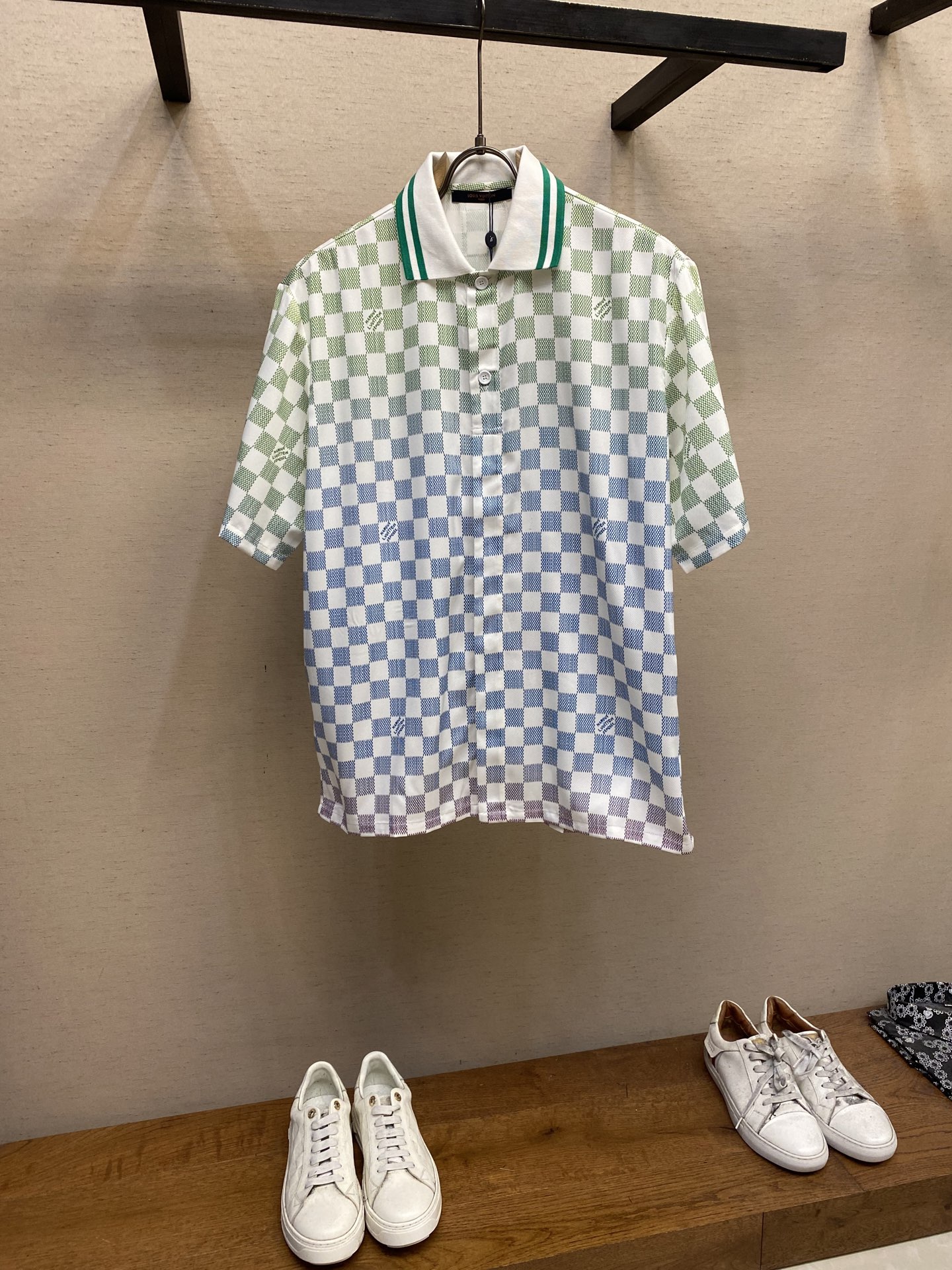 NO:160988,P (top) 1V, this short-sleeved mulberry silk top is gradient effect. Damier pattern is incorporated into the Marque L.Vuitton Déposée logo, which can be used to create a summer college style with the same shorts. The striped knitted collar and knitted embellishments on both sides reveal a sporty atmosphere, and the concealed front closure and the bright buttons on the top create a polo shirt-like visual illusion. Size S-XL, shorts, T-shirt, alexander wang19860909P（上衣）1V、本款短袖桑蚕丝上衣为渐变效果 Damier 图案融入 Marque L.Vuitton Déposée 标识,可与同款短裤共筑夏日学院风造型.条纹针织衣领和两侧针织嵌饰流露运动气息,暗扣前襟和顶部明纽扣营造马球衫般的视觉幻象. 尺码S-XL,,shorts,T-shirt,alexander wang,Men's clothing