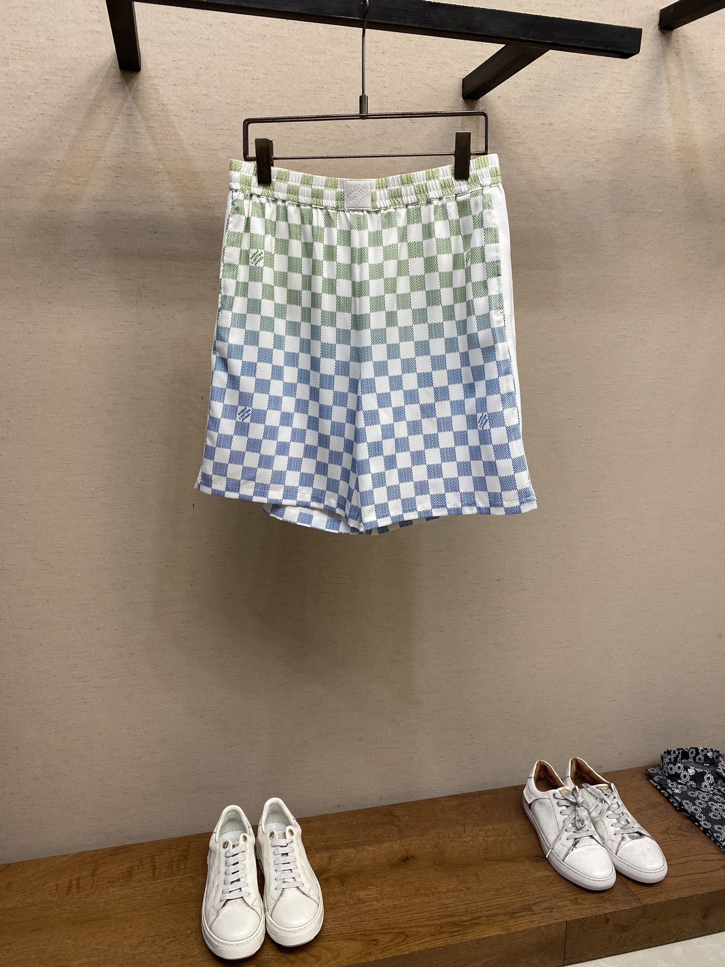 NO:160984,P (shorts) 1V. This mulberry silk shorts incorporate the Marque L.Vuitton Déposée logo into the Damier pattern, which creates a sporty vitality with gradient colorful tones. Flat-angle style elastic waist embellishes the logo label, and the legs on both sides present the delicate texture of knitted tapes, which can be combined with the same shirt to create a summer college style. Size S-XL, shorts, shirts, alexander wang19860909P（短裤）1V、本款桑蚕丝短裤将 Marque L.Vuitton Déposée 标识融入 Damier 图案,以渐变缤纷色调烘托运动活力.平角风格弹力腰部点缀标识标签,两侧裤腿呈现针织饰带的细腻肌理,可与同款衬衫共筑夏日学院风造型. 尺码S-XL,,shorts,shirts,alexander wang,Men's clothing