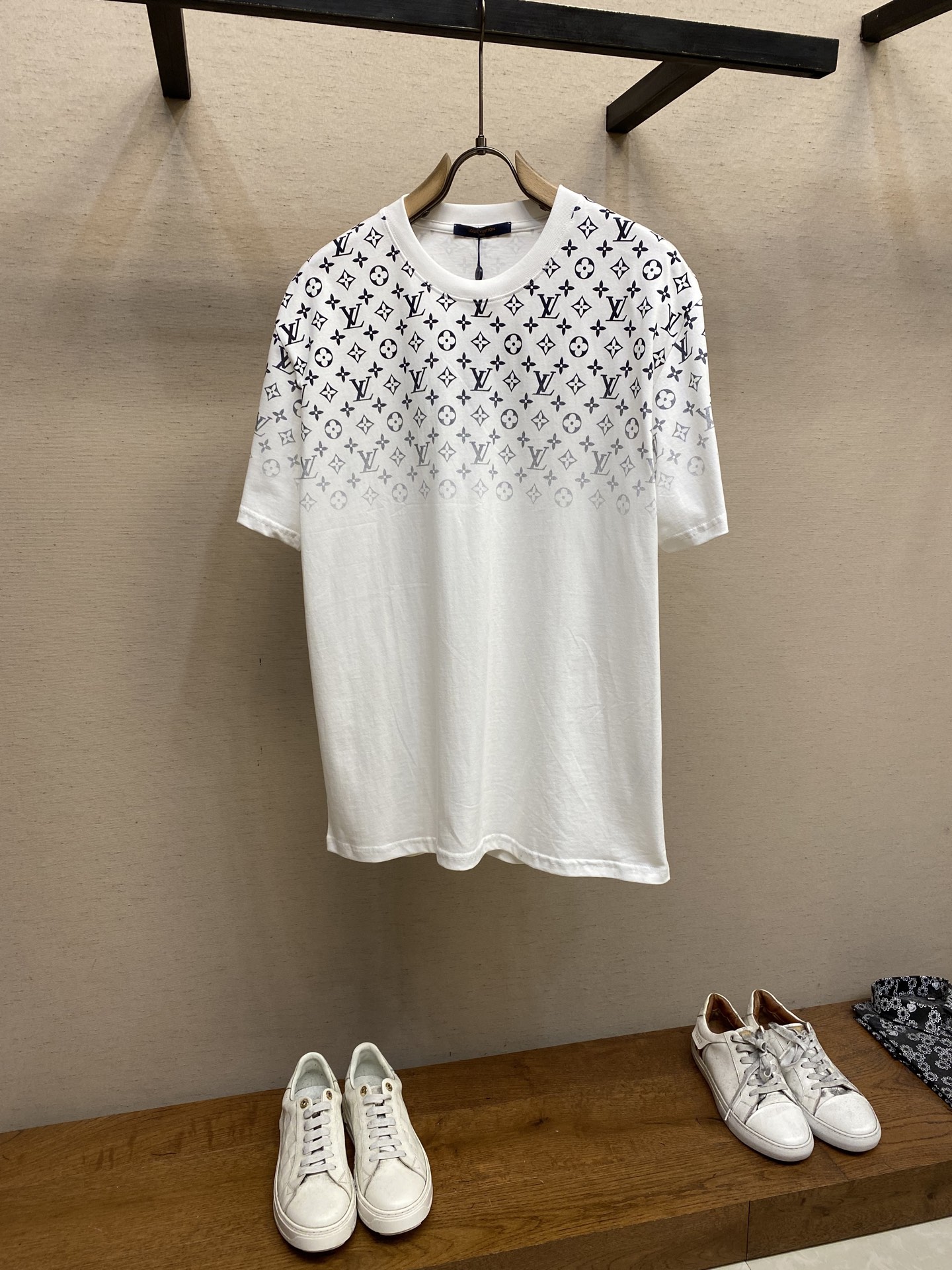 NO:162180,1V, gradient jacquard short-sleeved T-shirt, 25 new products, this T-shirt is made of light cotton knitted, showing the gradient Monogram pattern dissipating from the shoulder down, injecting brand cleverness into casual style. Standard style, Monogram gradient print, ribbed collar Cotton Size S-XL,, T-shirt,tees, t-shirt,alexander wang198609091V、渐变提花短袖T恤,25新品,本款 T 恤取材轻盈棉质针织,展现渐变 Monogram 图案从肩部向下消散之景,为休闲造型注入品牌巧思.标准版型,Monogram 渐变印花,罗纹衣领 棉 尺码S-XL,,T-shirt,tees，t-shirt,alexander wang,Men's clothing