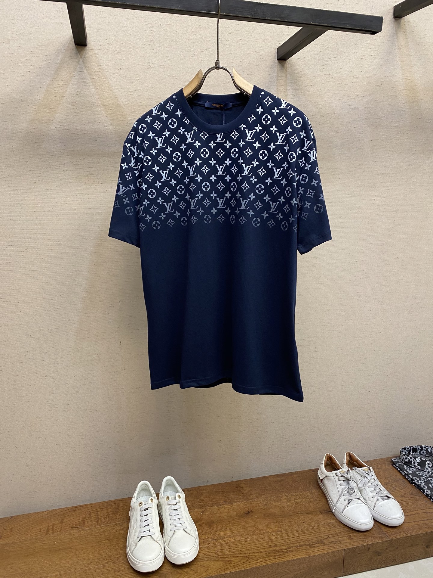 NO:144524,1V, gradient jacquard short-sleeved T-shirt, 25 new products, this T-shirt is made of light cotton knitted, showing the gradient Monogram pattern dissipating from the shoulder down, injecting brand cleverness into casual style. Standard style, Monogram gradient print, ribbed collar Cotton Size S-XL,, T-shirt,tees, t-shirt,alexander wang198609091V、渐变提花短袖T恤,25新品,本款 T 恤取材轻盈棉质针织,展现渐变 Monogram 图案从肩部向下消散之景,为休闲造型注入品牌巧思.标准版型,Monogram 渐变印花,罗纹衣领 棉 尺码S-XL,,T-shirt,tees，t-shirt,alexander wang,Men's clothing