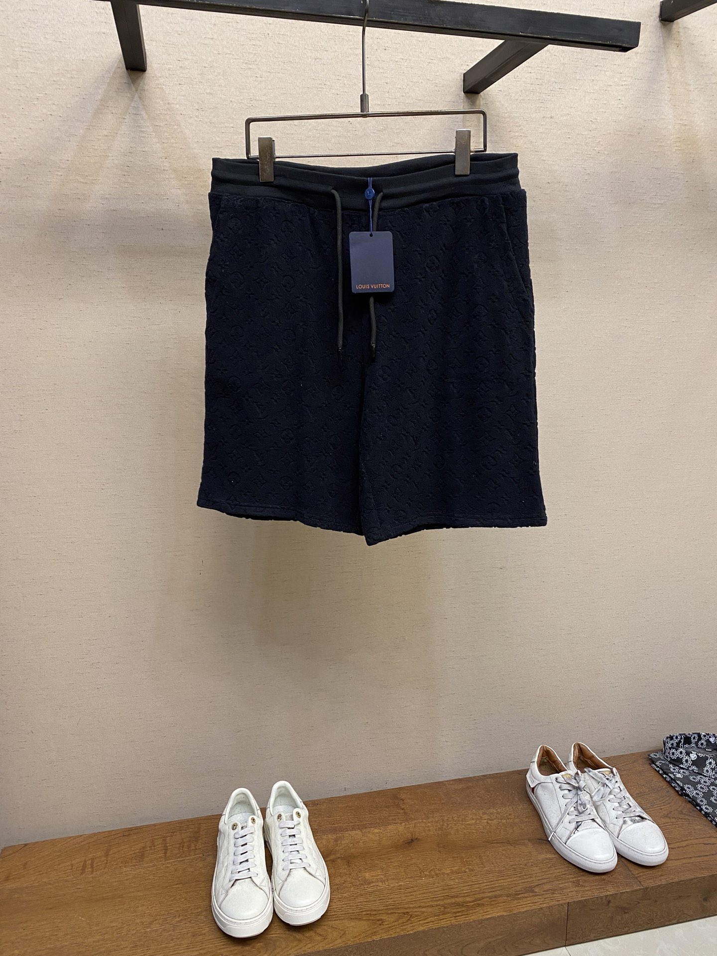 NO:137643,1V, LU towel embossed sports shorts Original, 850 purchase, blended towel jacquard fabric, special-spun dense cotton lining, positioning and tailoring, flower-to-flower sewing, full set of auxiliary materials equipped #blend towel jacquard fabric made of towel jacquard fabric contains 83 cotton and 17 cotton oyster. Towel cloth is a fabric with a high appearance similar to a towel, with high water absorption, good warmth, soft feel, crisp fabric, and not easy to deform, so it is called a towel cloth. During the weaving of the full embossed pattern, the jacquard part has a concave and convex feeling, the fabric has a soft and glutinous feel, and delicate fabric surface details. The towel fabric has a low thermal conductivity, and because the cotton fiber itself has the advantages of porous and high elasticity, a lot of air can accumulate between the fibers, the towel cloth has good moisturizing properties. #The effect of cutting and sewing on the floral position  Restore the original flower effect, use infrared rays to position the flower, and then cut it according to the paper pattern design. The back pocket cutter is also accurate to adjust the flower. The sewing process achieves jacquard connection effect, dense and neat needles, and the restoration and upper body effect of the flower position is the maximum point. #Straight sports shorts style, fully elastic and high waist can adjust the waist size, and the front end of the elastic waist rope has a lettering hardware hanging bell. The inner layer of the waist is fixed with multiple traces and external materials, and the rubber will not be flipped even if it is worn and washed. Size S-XL, shorts, alexander wang198609091V、 LU毛巾压花运动短裤 原,850购买,混纺毛巾提花面料、特纺密棉里布、定位剪裁、对花缝纫、全套辅料配备 #混纺毛巾提花材质面料 毛巾提花面料含83棉及17棉纶制作而成.毛巾布是一种外观类似毛巾的织物,具有吸水性高、保暖性好、手感柔软、织物挺括、不易变形等优点,因此被称为毛巾布. 全幅压花图案织造的过程中通过电脑数字编程制版,提花的部分有凹凸感,面料软糯的手感,细腻的布面细节. 毛巾面料热传导系数低,又因棉纤维本身具有多孔性,弹性高优点,纤维之间能积存大量空气,所以毛巾布具有良好的保湿性. #对花位裁剪缝纫还原版型效果 还原原版对花效果,特用红外线定位对花、再根据纸样设计全手工排花定位后再进行剪裁.后幅口袋裁片也是精准对花,缝纫工艺做到提花衔接效果、绵密整齐的走针,最大程度定点对花位的还原版型及上身效果. #直筒运动短裤版型 全松紧高腰可调节腰围大小,松紧腰绳前端带有刻字五金吊钟.腰间内层橡筋通过多道走线与外料固定,穿洗均不会造成橡筋翻转. 尺码S-XL,,shorts,alexander wang,Men's clothing