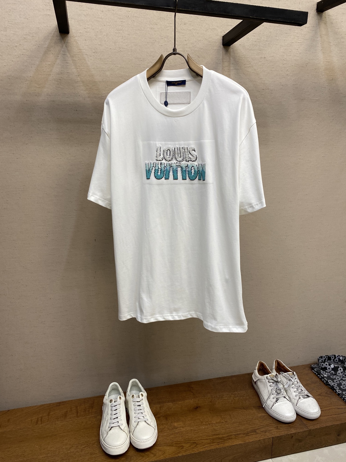 NO:137640,1V Louis Home Beaded Gradient Logo Half-sleeved T-shirt with reverse effect label embellishment, easy to upgrade the street style pure cotton. The washing method is recommended to dry cleaning or wrap the laundry bag with cold water and machine washing and drying naturally!  Size S-XL, louis vuitton,tees,t-shirt,alexander wang198609091V路易家串珠渐变logo半袖T恤 反转效果标签点缀背后 轻松升级街头造型风纯棉 洗涤方式建议干洗或包裹洗衣袋冷水快速机洗自然晾干！ 尺码S-XL,,louis vuitton,tees，t-shirt,alexander wang,Men's clothing