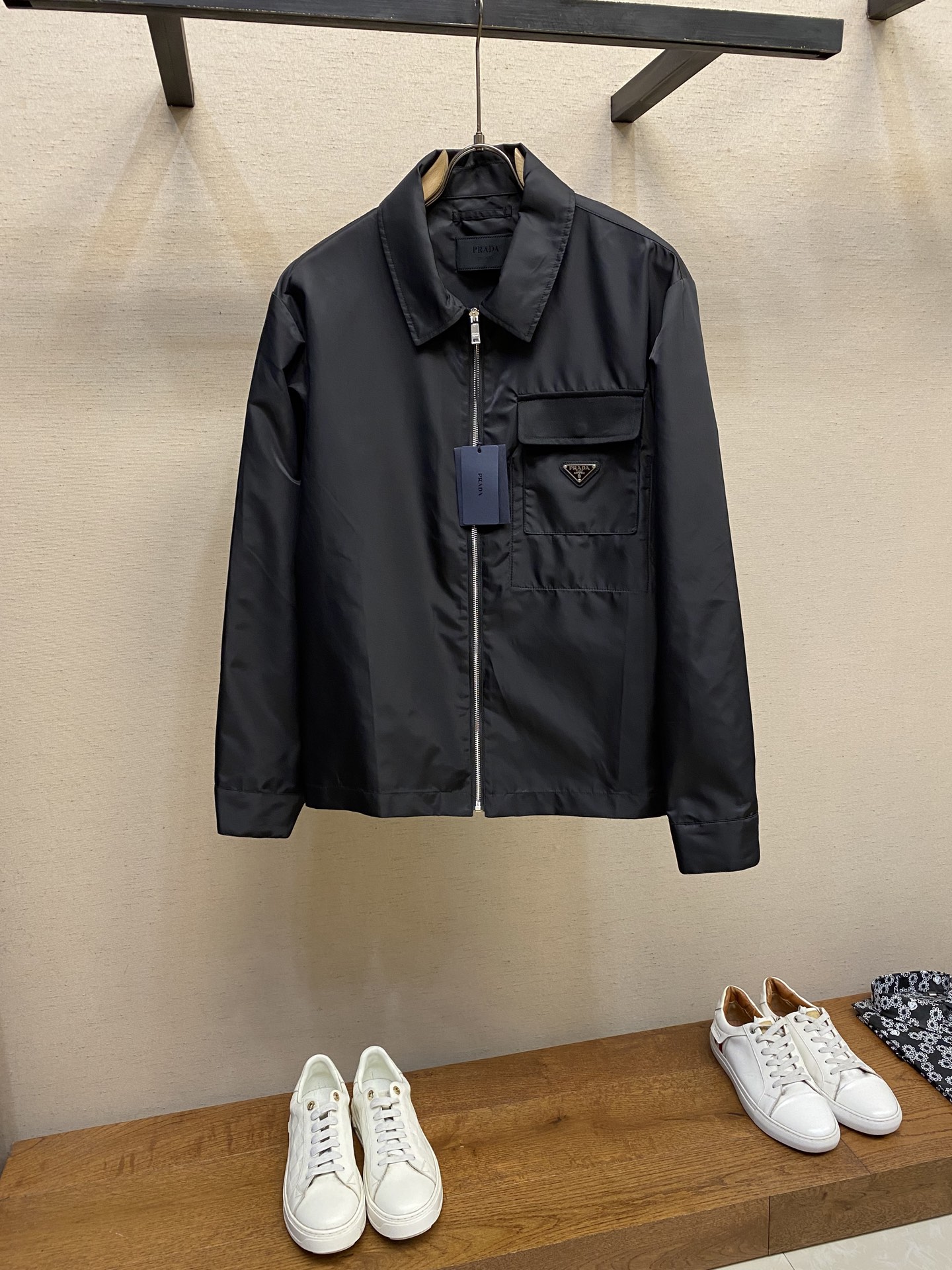 NO:137662,Prada, recycled nylon lapel jacket [zipper version] Fabric selection Use the brand's signature recycled nylon fabric, which is comparable to traditional nylon, with high strength, tear resistance, wear resistance and other characteristics. Its texture is light and waterproof, and is suitable for multiple scene needs. Its wrinkle and quick drying are also easy to maintain on a daily basis. Crafts and details Straight sleeves and shoulder cuts form smooth lines, matched with a flat bottom edge design to highlight minimalism. Abandon traditional lining, shape the silhouette with the crispness of the fabric itself, reduce redundant layers and improve breathability. There is a patch pocket on the left chest, paired with a twill ginger flap to highlight the layering, and the enamel triangle mark is decorated on the bag body to enhance visual recognition. The cuffs are made of concealed buckles to adjust elasticity, better fit the wrist, and provide comfort for wearing. Size S-XL,,prada, jackets &  coats,alexander wang19860909Prada、再生尼龙翻领夹克【拉链版】 面料选择 选用品牌标志性的再生尼龙面料,与传统尼龙性能相当,具备高强度,抗撕裂,耐磨损等特性.其质地轻盈,同时又具备防水功能适合多场景需求.抗皱,快干的特点也易于日常打理维护. 工艺与细节 直筒衣袖与落肩剪裁形成流畅线条,搭配平直底边设计,凸显极简主义.摒弃传统衬里,以面料本身的挺括度塑造廓形,减少冗余层次的同时提升透气性.左胸口设有贴袋,搭配斜纹格布翻盖凸显层次感,将涂珐琅三角标饰以袋体之上,强化视觉辨识度.袖口采用暗扣调节松紧,更好的贴合手腕,提成穿着舒适度. 尺码S-XL,,prada,jackets & coats,alexander wang,Men's clothing