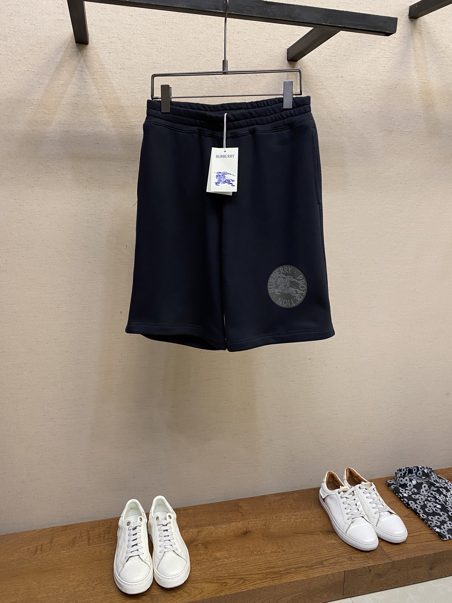 NO:144484,BBR round horse printed casual shorts Original, 100 purchase; Pure cotton fish scale bottom fabric, casual straight shorts, equestrian knight logo, full set of auxiliary materials, # Pure cotton fish scale bottom fabric The fabric is made of 10S single yarn   16S double strands, 470g; the surface layer is made of 10S single yarn to ensure the surface texture, and the bottom layer is made of 16S double strands to enhance the strength. The surface single yarn is thicker, providing good strength and wear resistance, suitable as a support structure for the surface layer. The double strands are stronger and resistant to pilling, and are often used in the bottom layer to enhance the durability of the fabric. # Front pattern Equestrian knight logo Environmentally friendly elastic paste printing, high-quality environmentally friendly elastic paste not only has good printing performance and adhesion, but also ensures the clarity and color brightness of the printing pattern. Excellent elastic and environmentally friendly performance can form a long-lasting and bright printing effect on various fabrics.  By using thick plate glue, a strong three-dimensional feeling is formed on the surface of the fabric. Elastic and strong fastness PU thick plate slurry printing is a printing process with bright colors, clear patterns, and good wear, water and corrosion resistance. Combined with foam slurry, it can form a unique suede effect, increasing the softness and elasticity of the printing surface. Dry and fix it through specific heating or ultraviolet curing and other processes. Ensure that the foam slurry is closely combined with the fabric to form a solid and elastic film. # Mid-waist vertical sports pants style Loose trousers are not limited to body and leg shape, and the inclusive vertical effect is lever; connect the waist mid-waist straight shorts. Connect the middle pleats and side pockets to increase the looseness of the trousers legs and facilitate storage, and save direct access to single pockets on the back waist. Hand-wired edges of the trousers corners, adjusting elasticity by drawstrings. Size XS-L, shorts, alexander wang19860909BBR圆马印花休闲短裤 原,100购买；纯棉质鱼鳞底面料、休闲直筒短裤、马术骑士徽标、全套辅料配备、 # 纯棉质鱼鳞底面料 面料采用10S单纱 16S双股,470g；面层用10S单纱保证表面质感,底层用16S支双股线提升强度.表面单纱较粗,提供较好的强度和耐磨性,适合作为面层的支撑结构.双股线更结实、抗起球,常用于底层以增强面料耐用性. # 前幅图案马术骑士徽标 环保弹力胶浆印,优质的环保弹力胶浆不仅具有良好的印刷性能和附着力,还能确保印花图案的清晰度和色彩鲜艳度.优良的弹性和环保性能,能够在各种织物上形成持久、鲜艳的印花效果. 通过使用厚板胶浆,在织物表面形成立体感强.弹性强牢度PU厚板浆印是一种印刷工艺,颜色鲜艳、图案清晰,且具有良好的耐磨、耐水和耐腐蚀性能. 结合发泡浆具有优秀的发泡性能,能形成独特的绒面效果,增加了印花表面的柔软度和弹性.通过特定的加热或紫外线固化等工艺进行干燥和固着.确保发泡浆与织物紧密结合,形成一层坚固而富有弹性的薄膜. # 中腰垂直款运动裤版型 宽松裤管不限身材与腿型,包容性强垂直效果杠杠；连腰中腰直筒短裤.连接裤中褶与侧兜,增加裤腿松量且方便置物,后腰省直通单兜牙.裤角手工纤边处理,由抽绳调节松紧. 尺码XS-L,,shorts,alexander wang,Men's clothing