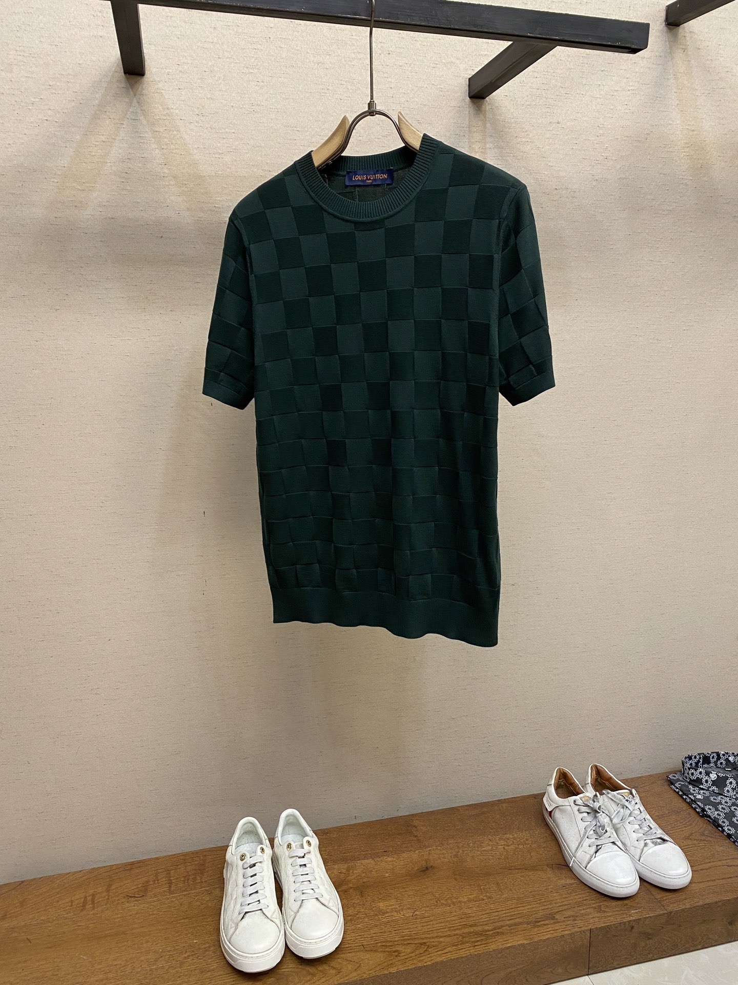 NO:137658,1V, checkerboard lattice round neck short-sleeved sweater The wool material is tested according to the original yarn and is made of customized high-quality core filling yarn. Our customized core filling yarn has many processing steps, and the raw material core needs to be spun out, and the yarn is hooked in the secondary processing and penetrated the raw material core!  After doing the dyeing, you can only find a high-temperature cylinder for the dyeing tank. If the temperature is not enough, the yarn will be dyed unevenly!  It takes several hours to dry out for low temperature, and the temperature is too high and it is scrapped directly; after dyeing, the hair can only be beaten slowly, and the fast machine is prone to the problem of thick and thin hair horizontal bars. The weaving sheet is imported from Germany for parallel average speed knitting. Each piece takes 270 minutes, and the knot-free rate reaches 95. Size M-3xl Color black, dark green, T-shirt, alexander wang198609091V、棋盘格圆领短袖针织衫 毛料根据原版纱线进行检测,采用定做的高品灌芯纱线,我们定做的灌芯纱做工工序多,需要纺出原料芯,在进行二次加工上机勾纱,穿原料芯！做完在进行染色,染色缸只能找高温缸,温度不够纱会染色不均匀！出来进行烘干要低温烘干需要几个小时,温度太高直接报废；染完色进行打毛只能慢机打,打快机容易出现粗细毛横杠的问题.织片采用德国进口机进行平行均速编织,每件耗时270分钟,无结头率高达到95. 尺码M-3xl 颜色黑色,墨绿色,,T-shirt,alexander wang,Men's clothing