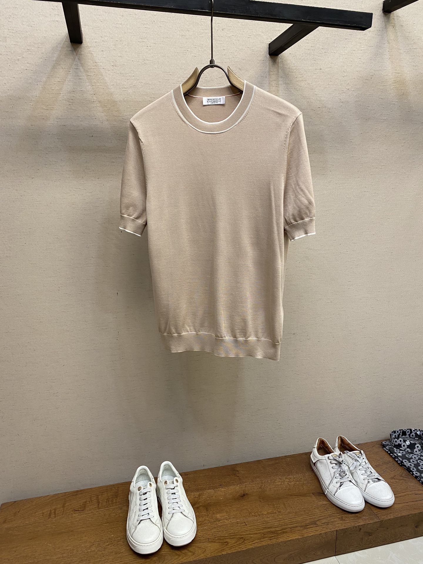 NO:137651,BC, high-end cool series, highly recommended [Strong] BC new round neck sweater, fixed knitted silk   ultra-slim cotton yarn 180 ultra-fine, ultimate comfort experience, body feel 1-2 degrees, cooling, silky and not soft, and can take into account the firmness of the cotton yarn with a certain degree of stiffness, very rare, it takes less than half a year to develop yarn, round neck contrast collar design, black with light gray, calm and calm, not like black and white, contrasting colors, strong impact, color matching is also innovating, cuff contrasting colors also take the same thoughts, not the same color hits the bottom, cuff contrasting colors khaki, equally low-key and tasteless, every detail workmanship, a very simple style, can also make a sense of class, from material selection to craftsmanship, exquisite and meticulous, a single item that can be finally presented worth looking forward to, size M-3xl,,alexander wang19860909BC、高端清凉系列 强烈推荐[强]BC新款 圆领针织衫 定织定染 丝 超细长绒棉纱 180支超细 极致舒适体验 上身体感1-2度 降温 丝滑不软塌 又能兼顾棉纱有一定挺度 非常难得 开发纱线都花费小半年时间 圆领撞色领设计 黑色搭配浅灰 沉稳冷静 不会像黑白 对比色强烈冲击 配色也毫无新意 袖口撞色同样花了心思 不是一色撞到底 袖口撞色卡其色 同样低调不失品味 每处细节做工处理 配色 一件极致简约的款 也能做出档次感 从选料到工艺 考究细致 才能最终呈现的一件单品 值得期待 尺码M-3xl,,alexander wang,Men's clothing