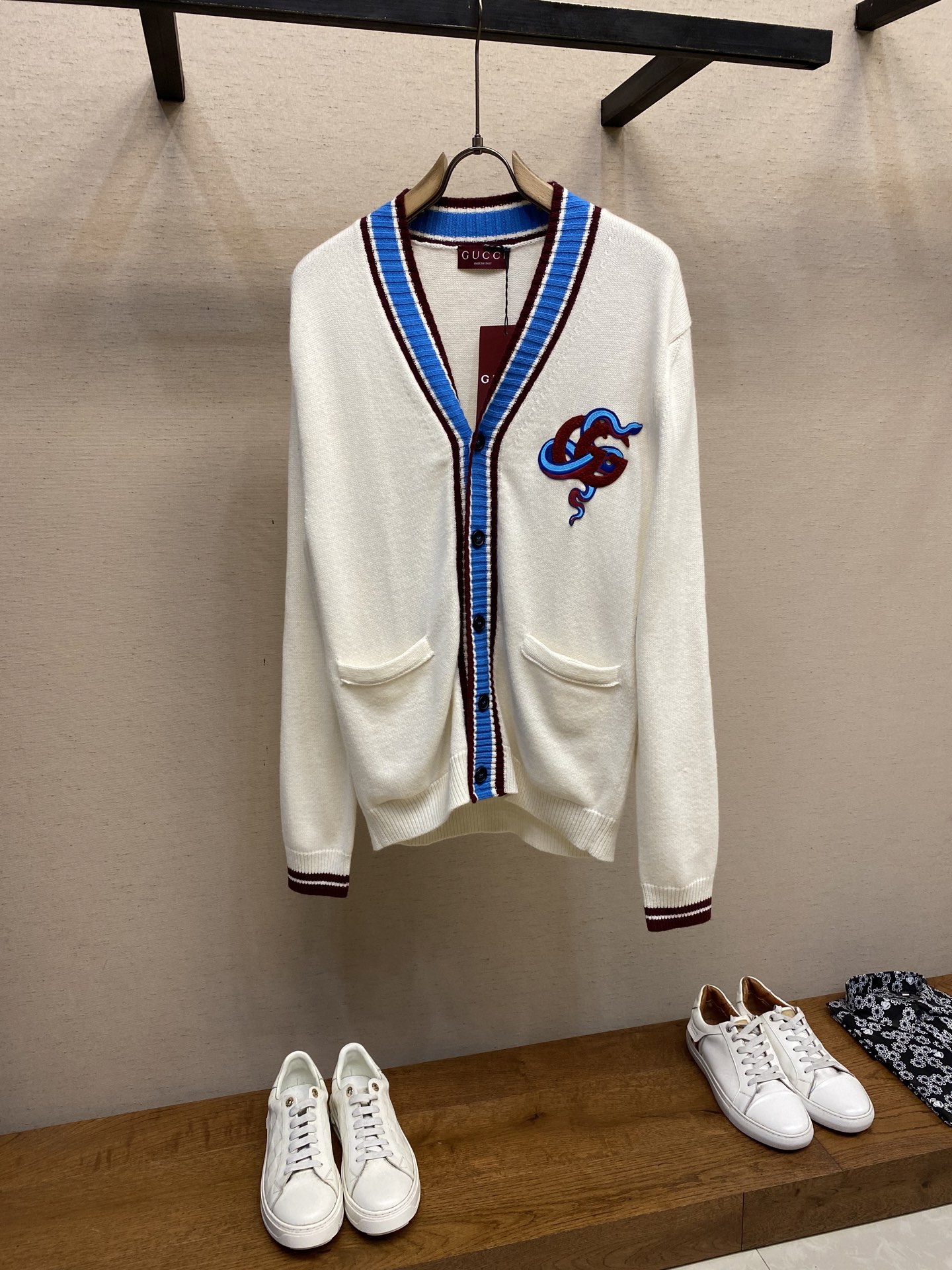 NO:137663,Gucci, new wool cashmere blended knitted cardigan, a double G snake-shaped patch embellishes the body. Size S-XL, gucci, alexander wang19860909Gucci、新款羊毛山羊绒混纺针织开衫   双G蛇型贴饰的一部分点缀于衣身. 尺码S-XL,,gucci,alexander wang,Men's clothing