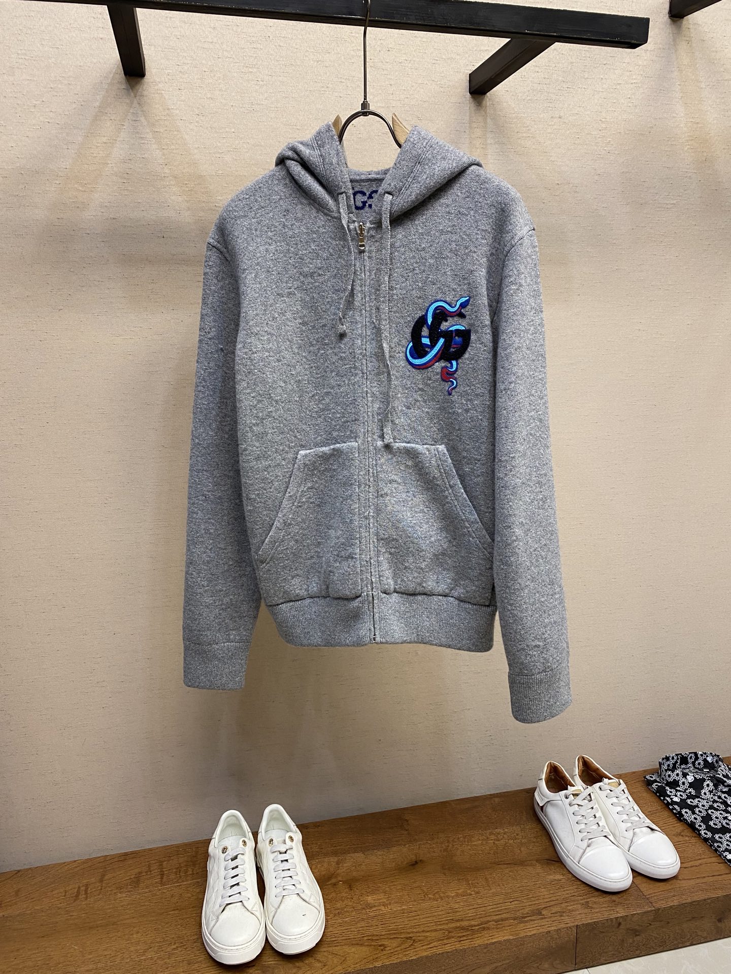 NO:137665,Gucci, Snake Year limited double-sided wool jacket!  ·The snake-shaped pattern is presented ingeniously with printed or embroidered details, which complements the brand logo, adding color to a variety of men's ready-to-wear items in the early spring series of 2025. On this hooded zipper jacket made of wool knitted fabric, the image is embellished as part of the double G snake-shaped patch. One side is made of gray double-sided wool knitted fabric, and the other side is made of gray GG double-sided wool knitted fabric!  Size S-XL, gucci, jackets & coats, jackets & coats, hats, alexander wang19860909Gucci、蛇年限定双面穿羊毛外套！ ·蛇型图案以印花或刺绣细节匠心呈现,与品牌标识相映成趣,为2025早春系列的多款男士成衣单品增色添彩.在这款以羊毛针织面料打造的连帽拉链夹克上,该形象作为双G蛇型贴饰的一部分点缀于衣身.一面甄选灰色双面羊毛针织面料制作,另一面以灰色GG双面羊毛针织面料打造！ 尺码S-XL,,gucci,jackets & coats,jackets & coats,hats,alexander wang,Men's clothing