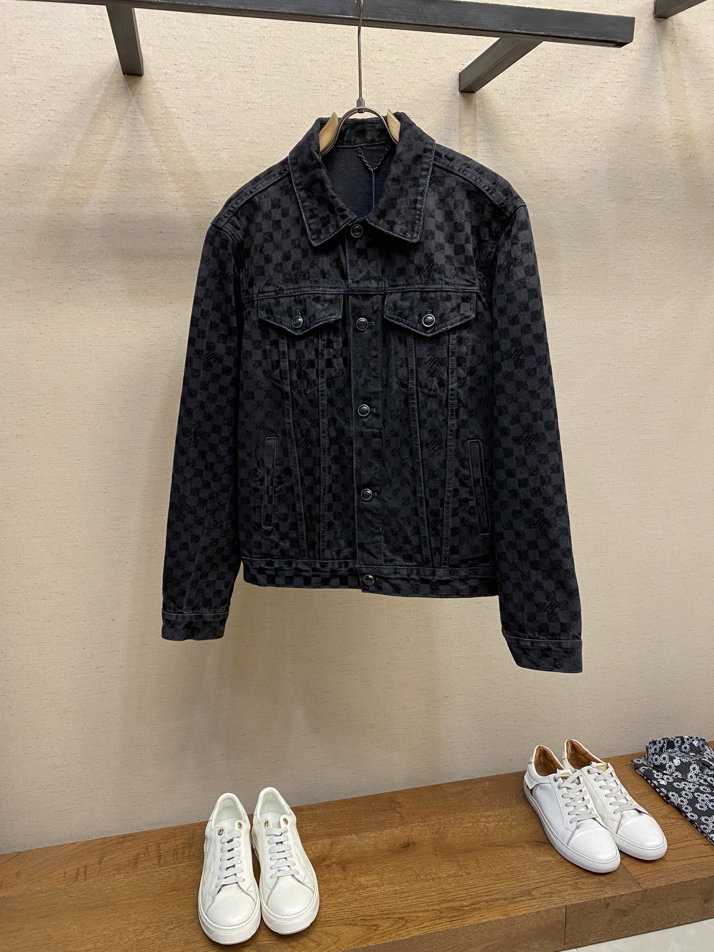 NO:137667,1V new flocking mosaic denim. The Damier flocking pattern of different shades is laid out for the washing retro tannin cloth, and then the Marque L.Vuitton Déposée logo is integrated into it. The pearlescent closure and rivet finishing details can be used to create a leisurely look with the same jacket! Size S-XL,, jackets & coats,alexander wang198609091V 新款植绒马赛克牛仔  为水洗复古丹宁布铺陈深浅不一的 Damier 植绒图案,再将 Marque L.Vuitton Déposée 标识融入其间.珠光扣襟和铆钉点睛细节,可与同款夹克共筑闲雅造型! 尺码S-XL,,jackets & coats,alexander wang,Men's clothing