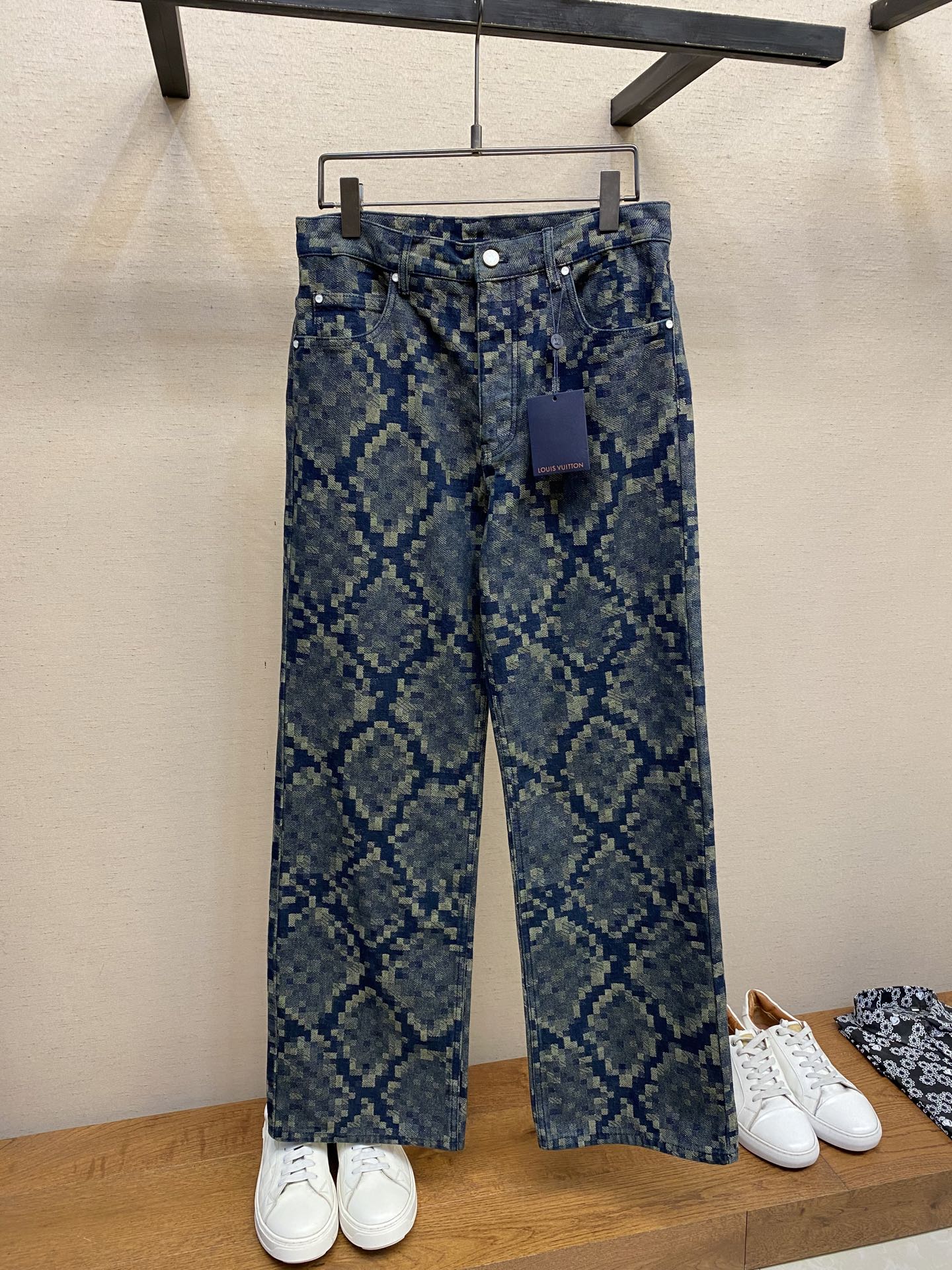 NO:139010,1V25SS snake pattern jeans original 16,700 purchased and developed, custom-made Snakoflage denim for spring and summer show, the Damoflage pattern written by Pharrell Williams into pixel-effect snake pattern jacquard. The customization cycle is 25 days, and the whole body is fixed in alignment. The rear pocket splicing and the large body are aligned. Artificial pearls are used with pure copper as an old base. The leather card at the back waist is made of suede material, and the high-temperature embossed chessboard Gefidon logo. Size 30, 32, 34, 36, jeans, chamois leather, alexander wang198609091V25SS蛇纹牛仔裤 原版16,700购入开发,定制春夏秀场的Snakoflage 丹宁布,将Pharrell Williams笔下的Damoflage图案化为像素效果蛇纹提花.定制周期25天,全身定格对位剪裁.包括后口袋拼接与大身全部对齐.采用人造珍珠搭配纯铜做旧底座.后腰处皮牌采用麂皮材质,高温压纹棋盘格菲董logo. 尺码30,32,34,36,,jeans,chamois leather,alexander wang,Men's clothing
