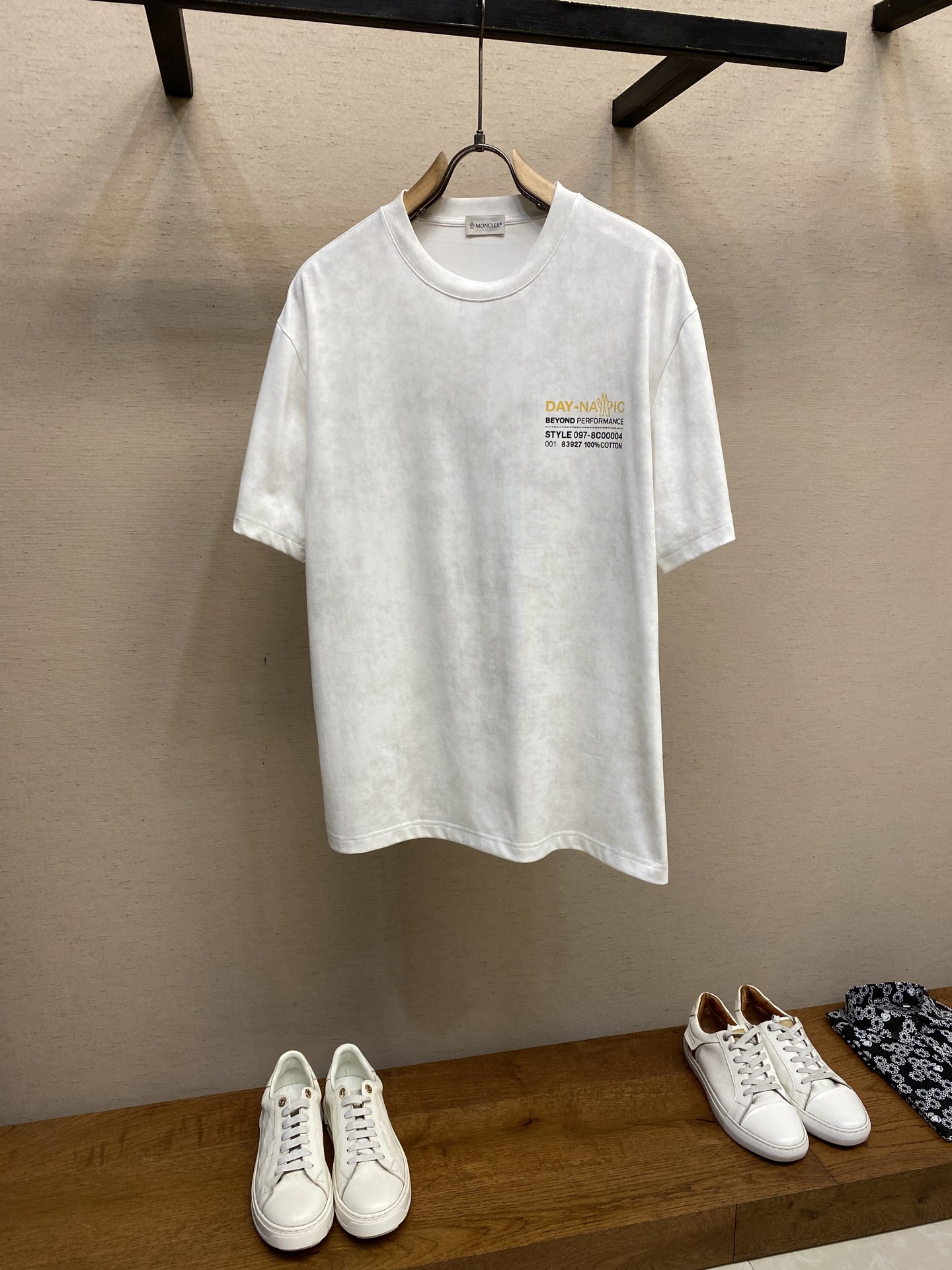 NO:137659,Moncler, new short-sleeved yyds, daily wear when you go out, custom-made pure cotton elastic cotton fabric short-sleeved T-shirt, charm lies in creating a simple and luxurious fashion, and feel the unique temperament of the British style at will. The loose style shows a casual and casual style, whether it is matched with jeans, casual pants, or skirts, it can show a unique personality. Size M-2xl,,christian louboutin, skirts, jeans, T-shirt,tees, t-shirt,alexander wang19860909Moncler、新款短袖yyds 日常出门闭眼搭 定制纯棉弹力棉面料短袖T恤 魅力在于创造了简约奢华感的时尚,随意搭配感受英式风格独特气质. 宽松的版型展现出休闲随意的风格,无论是搭配牛仔裤、休闲裤、还是裙子,都能展现出独特的个性 尺码M-2xl,,christian louboutin,skirts,jeans,T-shirt,tees，t-shirt,alexander wang,Men's clothing