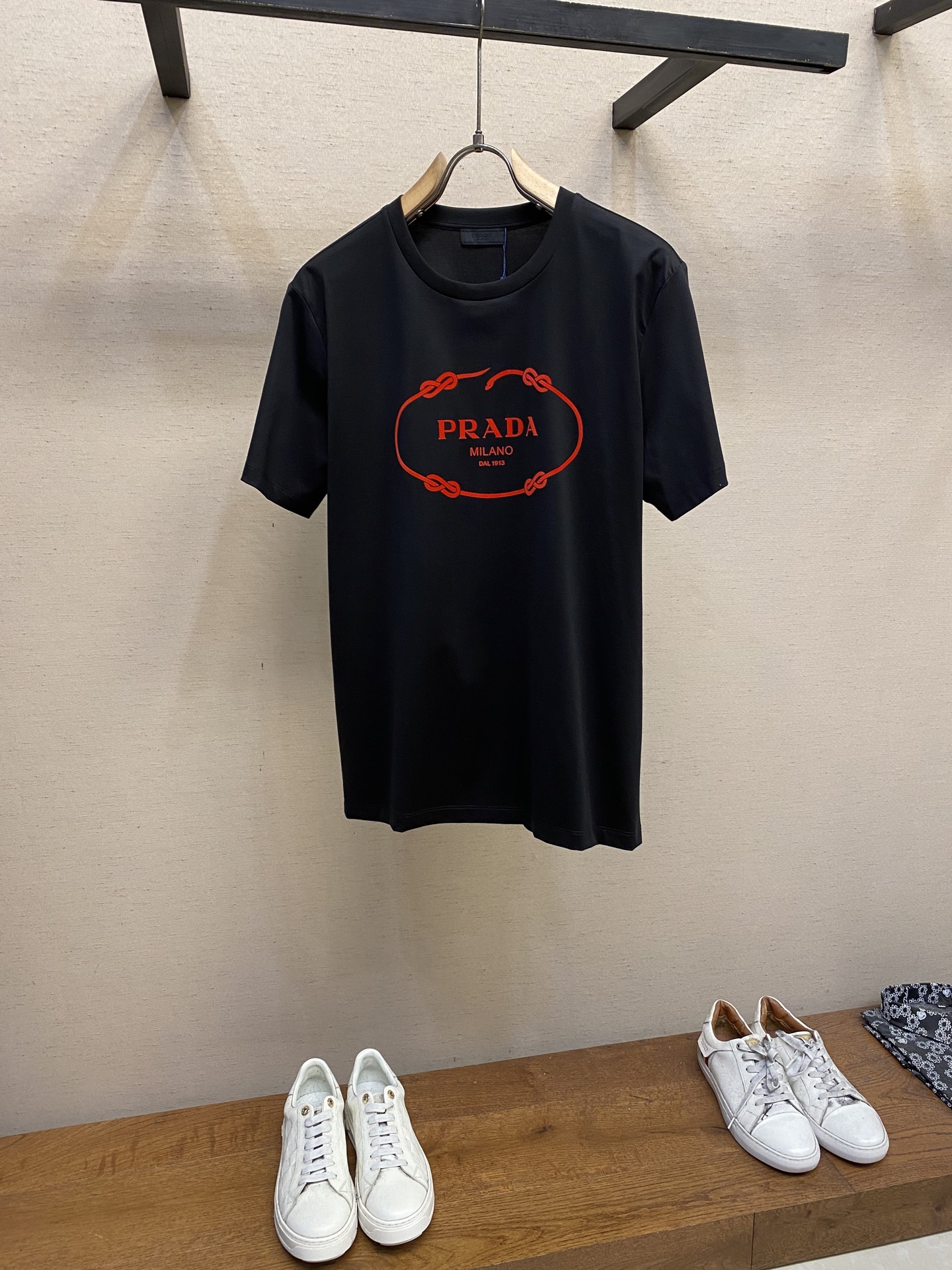 NO:137668,Prada, new short-sleeved yyds, daily eye-closing, custom-made pure cotton elastic cotton fabric short-sleeved T-shirt, charm lies in creating a simple and luxurious fashion, and feel the unique temperament of the British style at will. The loose style shows a casual and casual style, whether it is matched with jeans, casual pants, or skirts, it can show a unique personality Size 46-56 Color black, white, Prada, skirts, jeans, T-shirt, tees, t-shirt, alexander wang19860909Prada,新款短袖yyds 日常出门闭眼搭 定制纯棉弹力棉面料短袖T恤 魅力在于创造了简约奢华感的时尚,随意搭配感受英式风格独特气质. 宽松的版型展现出休闲随意的风格,无论是搭配牛仔裤、休闲裤、还是裙子,都能展现出独特的个性 尺码46-56 颜色黑色,白色,,prada,skirts,jeans,T-shirt,tees，t-shirt,alexander wang,Men's clothing