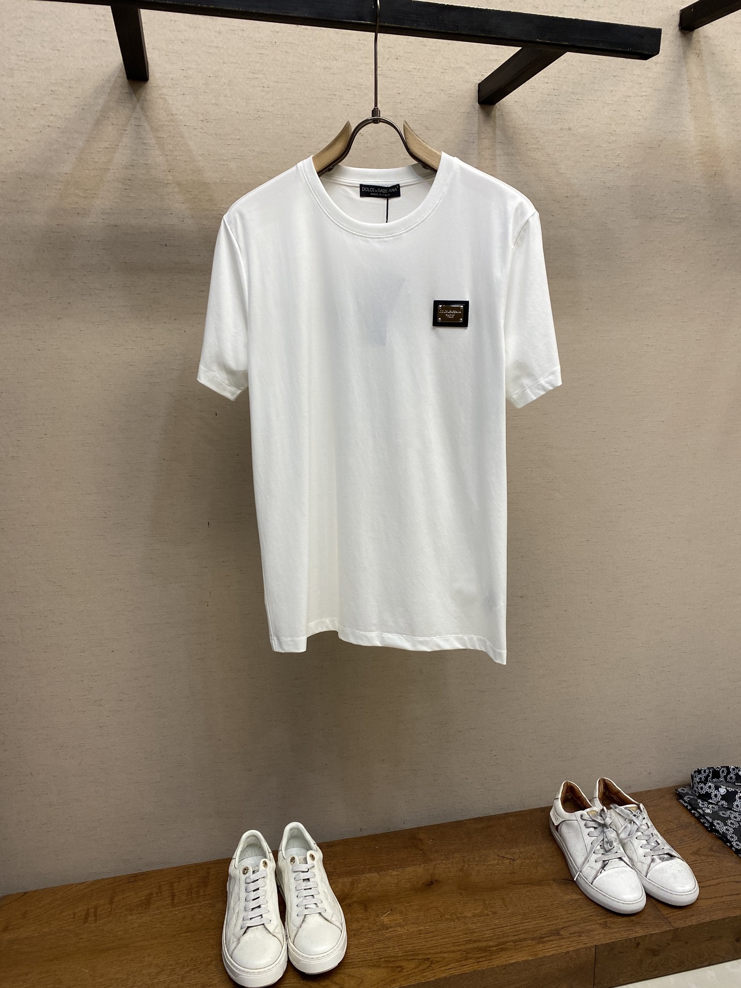NO:137670,DG, new short-sleeved yyds, daily eye-closing, custom-made pure cotton elastic cotton fabric short-sleeved T-shirt, charm lies in creating a simple and luxurious fashion, and feel the unique temperament of the British style at will. The loose style shows a casual and casual style, whether it is matched with jeans, casual pants, or skirts, it can show a unique personality Size 46-56 Colors black, white, blue, Dolce & Gabbana, skirts, jeans, T-shirt, tees, t-shirt, alexander wang19860909DG,新款短袖yyds 日常出门闭眼搭 定制纯棉弹力棉面料短袖T恤 魅力在于创造了简约奢华感的时尚,随意搭配感受英式风格独特气质. 宽松的版型展现出休闲随意的风格,无论是搭配牛仔裤、休闲裤、还是裙子,都能展现出独特的个性 尺码46-56 颜色黑色,白色,蓝色,,Dolce&Gabbana,skirts,jeans,T-shirt,tees，t-shirt,alexander wang,Men's clothing