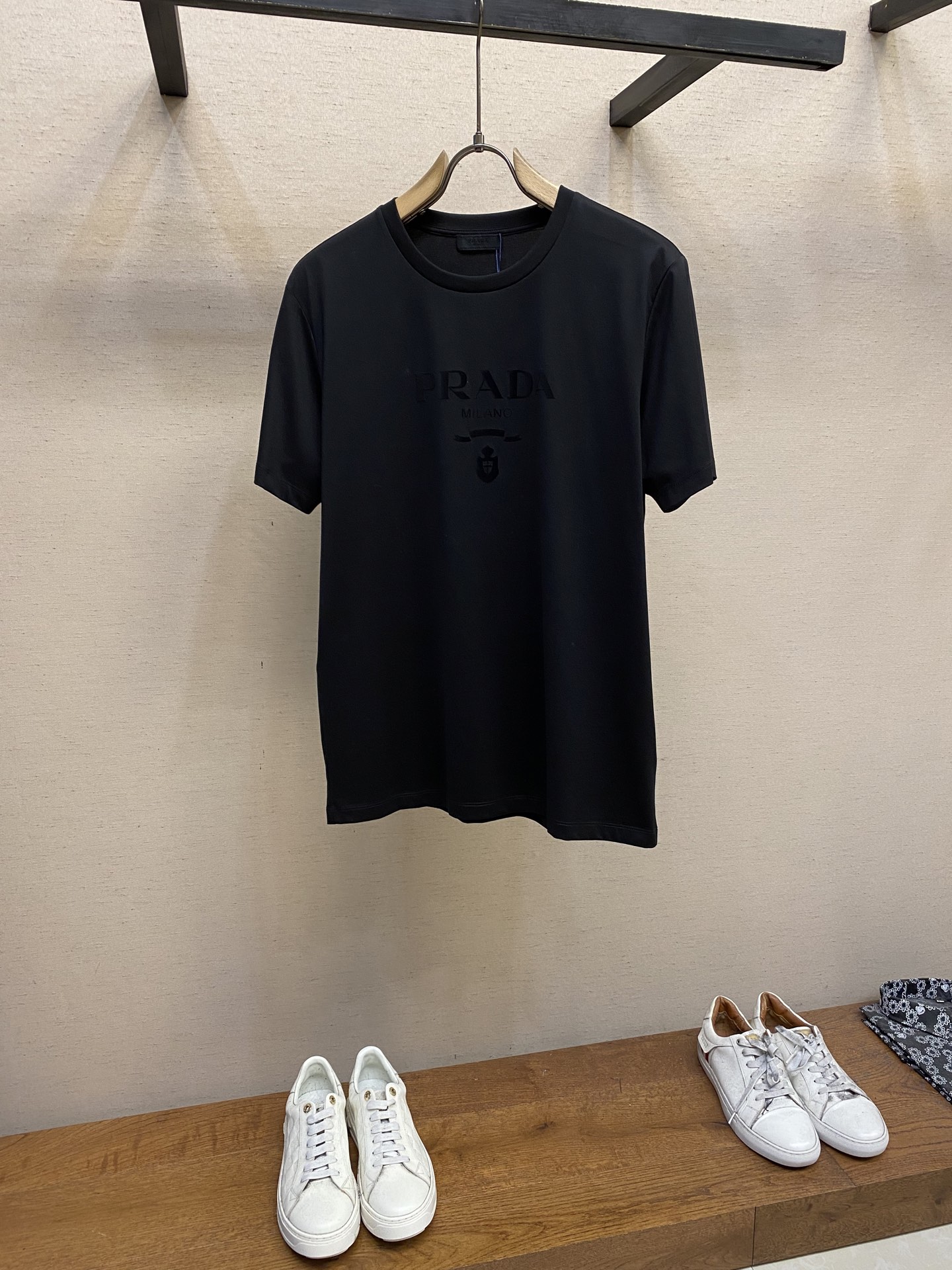 NO:137655,Prada, new short-sleeved yyds, daily eye-closing, custom-made pure cotton elastic cotton fabric short-sleeved T-shirt, charm lies in creating a simple and luxurious fashion, and feel the unique temperament of the British style at will. The loose style shows a casual and casual style, whether it is matched with jeans, casual pants, or skirts, it can show a unique personality Size 46-56 Color black, white, blue, Prada, skirts, jeans, T-shirt, tees, t-shirt, alexander wang19860909Prada,新款短袖yyds 日常出门闭眼搭 定制纯棉弹力棉面料短袖T恤 魅力在于创造了简约奢华感的时尚,随意搭配感受英式风格独特气质. 宽松的版型展现出休闲随意的风格,无论是搭配牛仔裤、休闲裤、还是裙子,都能展现出独特的个性 尺码46-56 颜色黑色,白色,蓝色,,prada,skirts,jeans,T-shirt,tees，t-shirt,alexander wang,Men's clothing