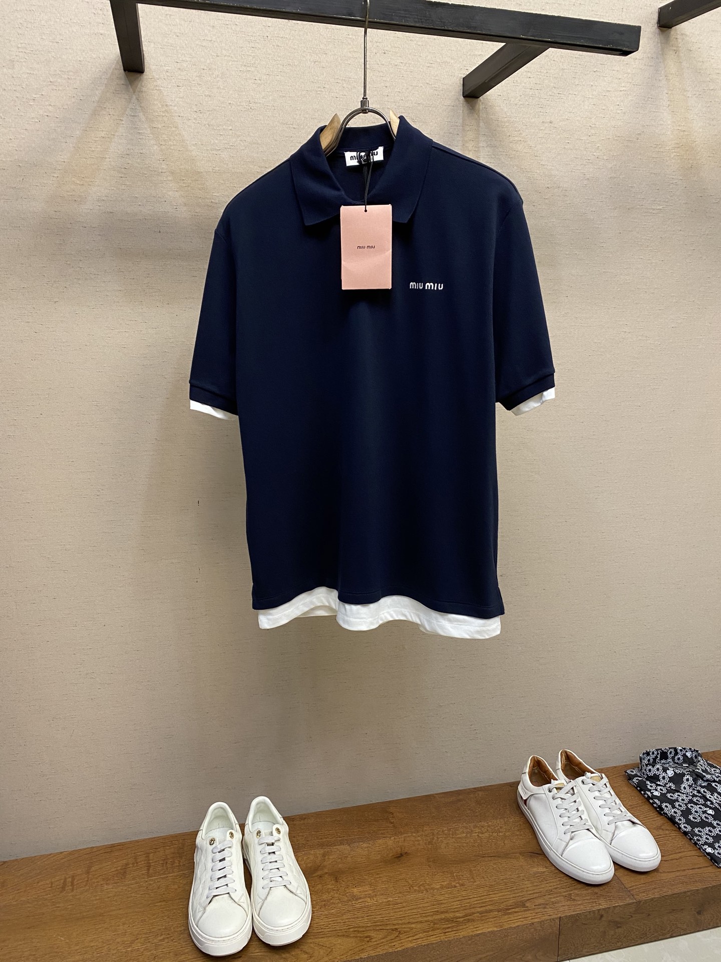 NO:139005,Miu Miu Fake two-piece short-sleeved polo shirt. The conventional 60-strand combed two-piece three-dimensional bead floor fabric, 220G/M, the overall sturdy and breathable is not deformed, fixed weaving and dyeing is not the industry standard, but it belongs to our conventional operation. The collar and cuff thread are made of 80-strand combed cotton yarn, Detes flat machine, and the process of open-collar needles are used to restore the whole to perfection. Bellingda embroidery machine, our factory has 4 Bellingda machines, and the plate machine is also Bellingda and Tiandao machine. The buttons are also Tarom real shell buckles, each button costs 1.8 yuan, and a buckle has also been prepared for everyone. In the buckle bag of the tag, the fake two-piece design is made with two-piece sewn on the hem. No matter how good the design is, it requires a skilled worker to perfectly restore the process. Size S-XL,,miumiu,T-shirt,alexander wang19860909Miu Miu 假两件短袖polo衫.常规的60支双股精梳两函立体珠地面料,220G/M,整体结实透气不变形,定织定染,不是行业标准,但是属于我们的常规操作,领子跟袖口螺纹采用80支双股精梳棉纱,德特斯扁机织造,采用明收针的工艺,让整体还原得十分完美. 百灵达绣花机,我们工厂有4台百灵达机器,打版机也是百灵达一台,田岛机一台. 纽扣同样是塔罗姆真贝壳扣,每颗扣子1.8成本,还给大家准备了备扣,在吊牌的备扣袋子里面,假两件的设计,下摆做了两次开叉车缝,再好的设计也需要熟手的工人才能完美还原工艺. 尺码S-XL,,miumiu,T-shirt,alexander wang,Men's clothing