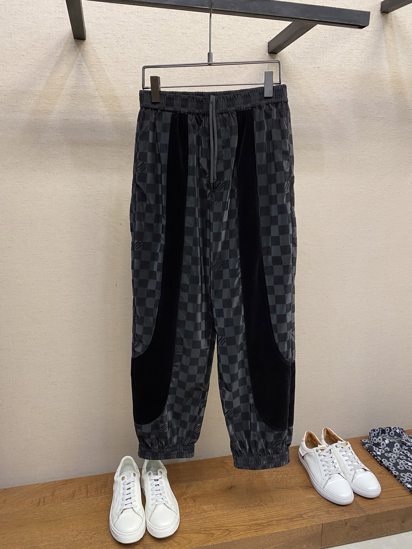 NO:139016,1V, 2025 early spring new style, spliced ​​flocking casual set, using classic checkerboard design, time-consuming, hardware original mold opening, details processing fabric upper body is super stylish and comfortable, same style for men and women, craft fabric flocking Size S-XL,,alexander wang198609091V、2025早春新款 拼接植绒休闲套装 采用经典棋盘格设计 耗时较久 五金原版开模 细节处理面料上身超级有型舒适 男女同款 工艺面料植绒 尺码S-XL,,alexander wang,Men's clothing