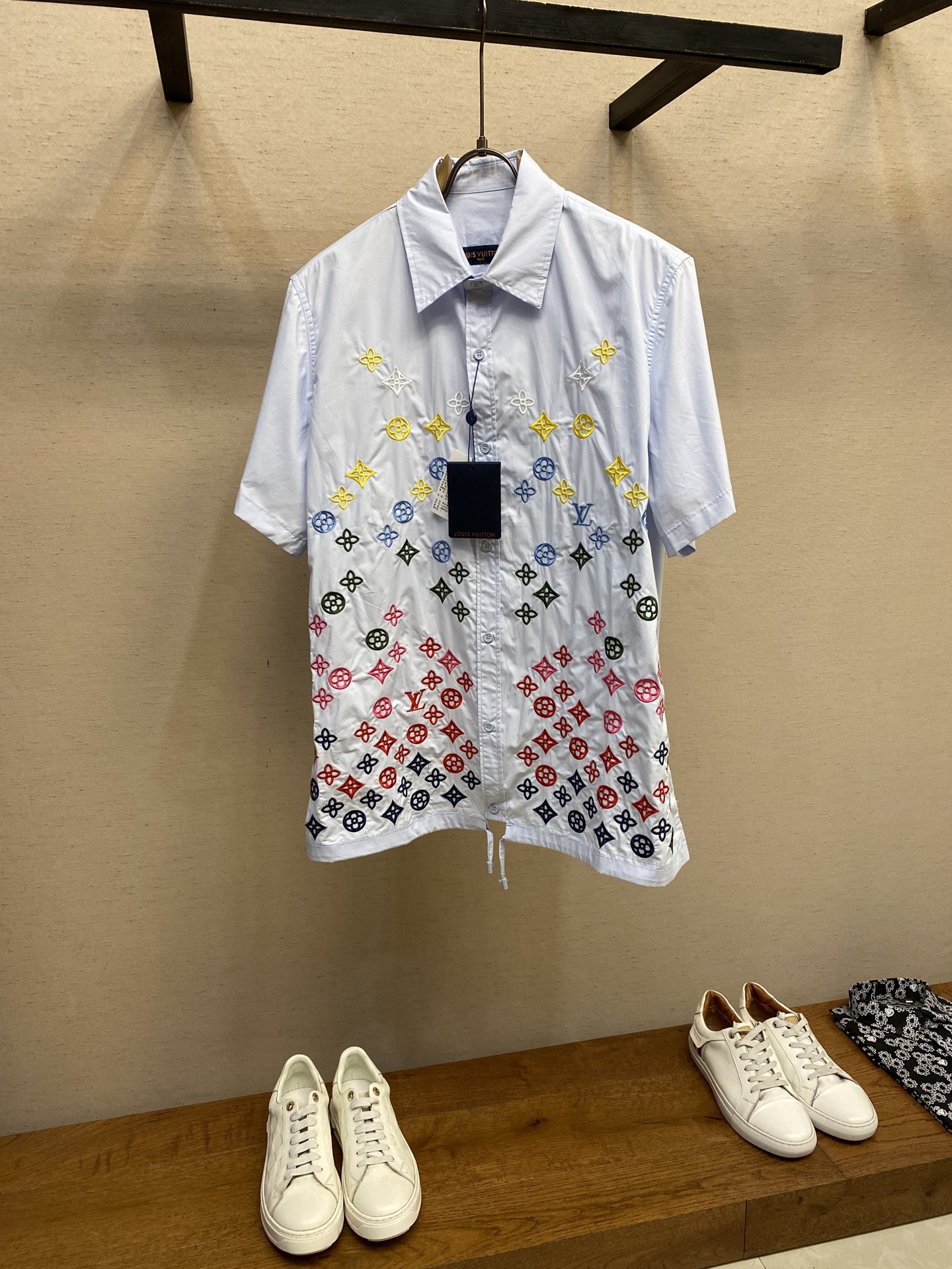 NO:139012,1V, fashionable and trendy men and women's shirts have become a must-have item in the wardrobe with their unique design concept and exquisite craftsmanship. They use high-quality fabrics, soft, comfortable and breathable, ensuring an all-weather wear experience. The shirt is smoothly cut, simple lines without losing style, and can be easily controlled in formal occasions or casual times. The unique neckline design not only retains the ability of traditional shirts, but also incorporates fashion elements to highlight the personality charm. The design of men and women makes this shirt a tacit choice between couples or friends, whether worn alone or as an inner wear, it can show extraordinary taste and style. Whether paired with jeans or casual pants, it can easily create a fashionable and atmospheric look, allowing you to stand out from the crowd. Size S-XL, jeans, shirts, alexander wang198609091V、时尚大气潮款男女同款衬衫,以其独特的设计理念和精湛的工艺,成为衣橱中的必备单品.采用高品质面料,柔软舒适且透气性好,确保全天候的穿着体验.衬衫剪裁流畅,线条简洁而不失格调,无论是正式场合还是休闲时光,都能轻松驾驭.独特的领口设计,既保留了传统衬衫的干练,又融入了时尚元素,彰显个性魅力.男女同款的设计,让这款衬衫成为情侣装或朋友间的默契之选,无论是单穿还是作为内搭,都能展现出不凡的品味与格调.无论是搭配牛仔裤还是休闲裤,都能轻松打造出时尚大气的潮流造型,让你在人群中脱颖而出. 尺码S-XL,,jeans,shirts,alexander wang,Men's clothing