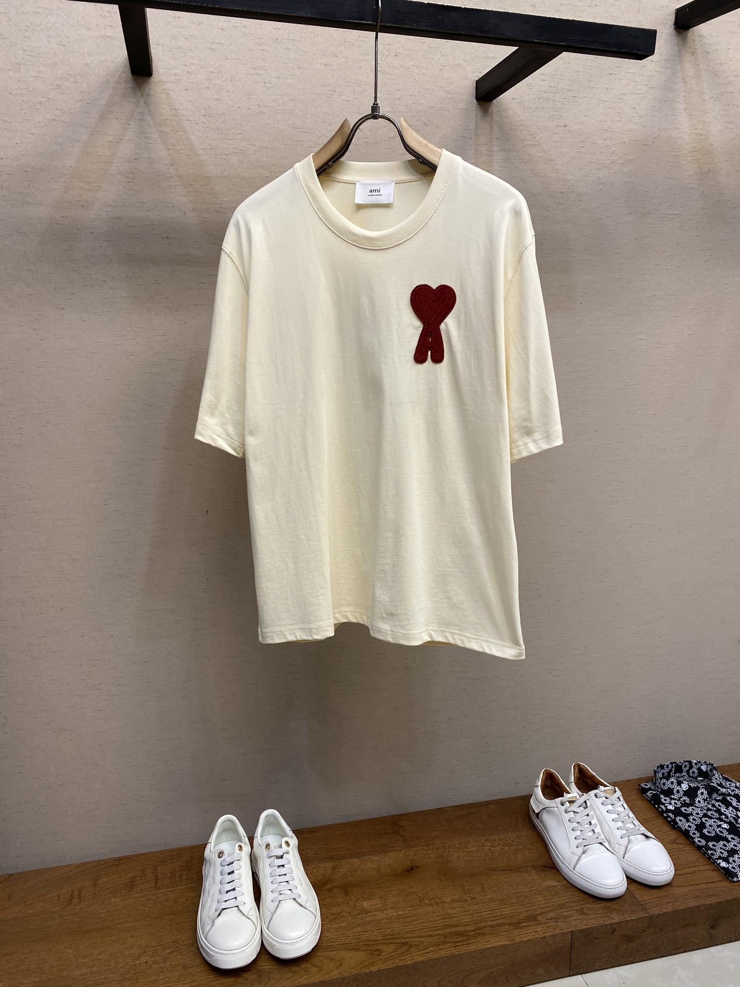 NO:138996,AMI….. 32 combed double yarn plain pattern with 240G/M, combed 1*1 dense thread neckline, and the dress is made of a pair of washing water. Whether you dry or iron your clothes at home in the later stage, you will not shrink anymore. The irregular rolled leaf embroidery process, the embroidery seal made also needs to be washed with 80 degrees hot water for half an hour to shrink the overall shrink to a three-dimensional and touching process. This kind of embroidery also pays great attention to the level of the plate making master, and is coordinated with the advanced level of the machine. Size XS-L, tees, t-shirt, alexander wang19860909AMI….. 红花编织爱心刺绣T恤32支精梳双纱平纹,240G/M,采用精梳1*1密根螺纹领口,整衣都是采用匹装洗水的工艺.你后期无论在家晾晒还是烫衣服,都不会再缩水了. 不规则的卷叶绣花工艺,做出来的绣花章,还需要用80度的热水洗水半小时,让整体收缩到立体有手感的工艺,这种绣花,也是很讲究制版师傅的水平,跟机器先进程度的加持,协同制作. 尺码XS-L,,tees，t-shirt,alexander wang,Men's clothing